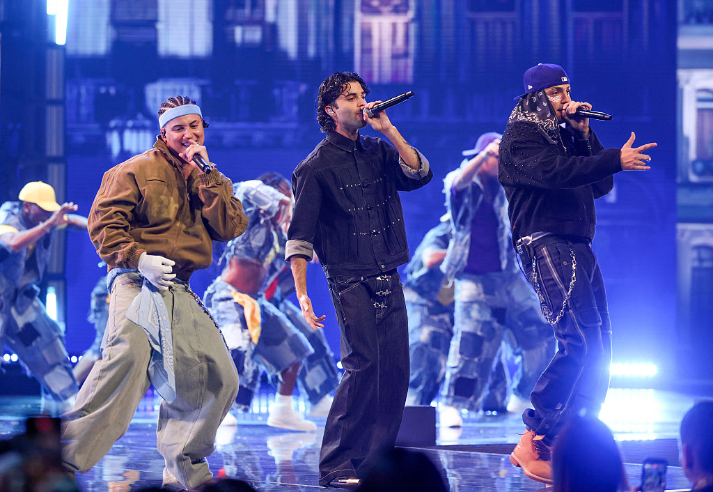 Nesty, Erick Brian y Pututi actúan en el escenario durante los Premios Billboard de la Música Latina 2026, celebrados en el James L. Knight Center el 22 de octubre de 2026 en Miami, Florida. | Fuente: Getty Images