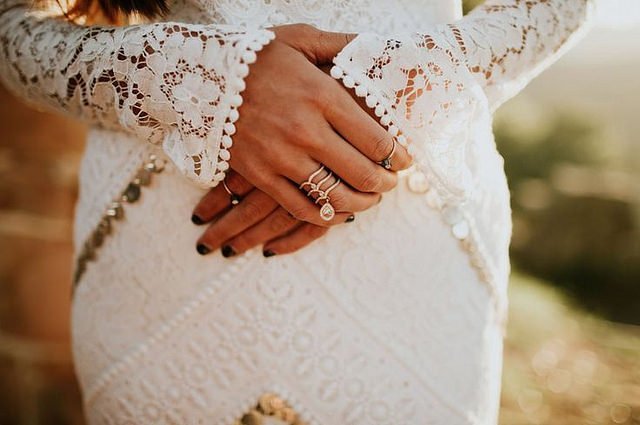 Una mujer muestra su anillo de bodas. Fuente: Flickr