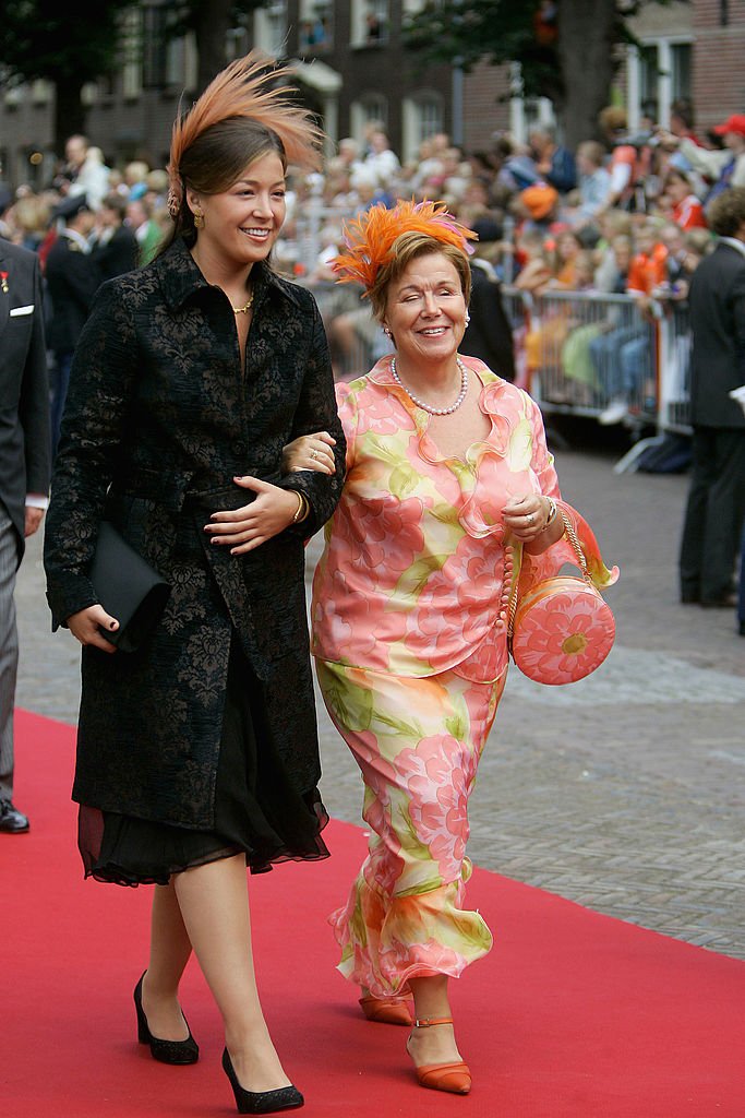 La princesa Juliana y la princesa Christina en la boda del príncipe Pieter Christiaan, el 27 de agosto de 2005 en Noordwijk, Holanda. | Imagen: Getty Images