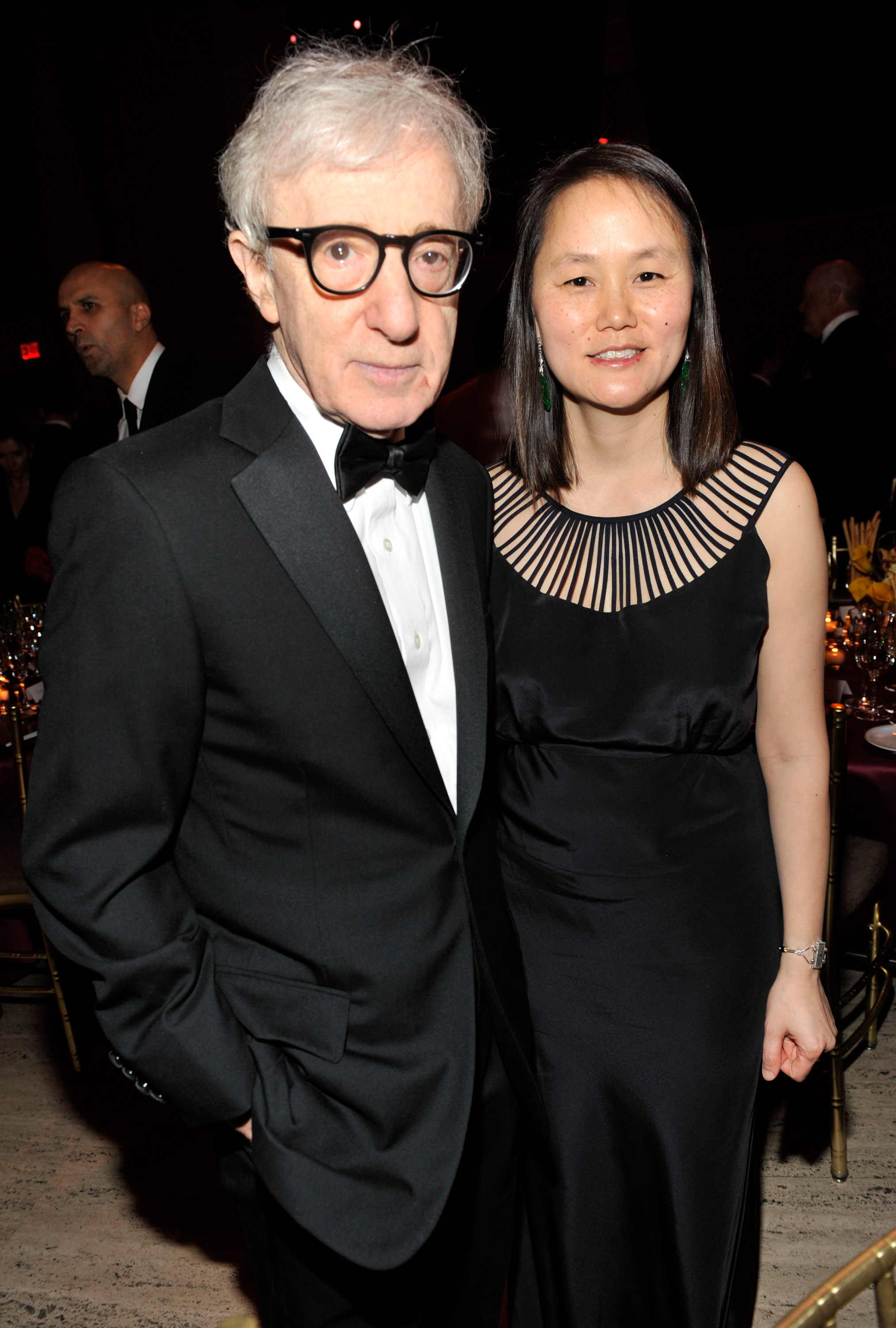 Woody Allen y Soon-Yi Previn asisten a la Gala amfAR que da comienzo a la Semana de la Moda de Otoño en Nueva York, el 9 de febrero de 2011. | Fuente: Getty Images