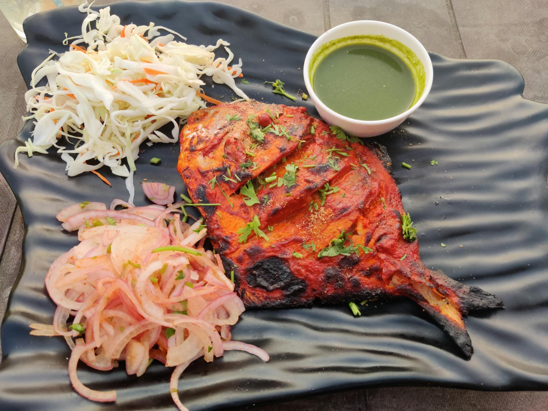 Pescado a la plancha en un plato | Foto: Pexels