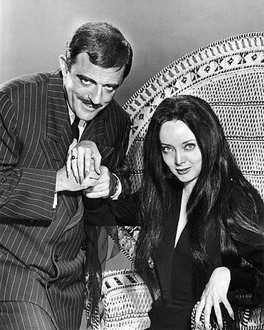 Carolyn Jones y John Astin en "Los locos Addams", 1964. | Fuente: Wikimedia Commons.