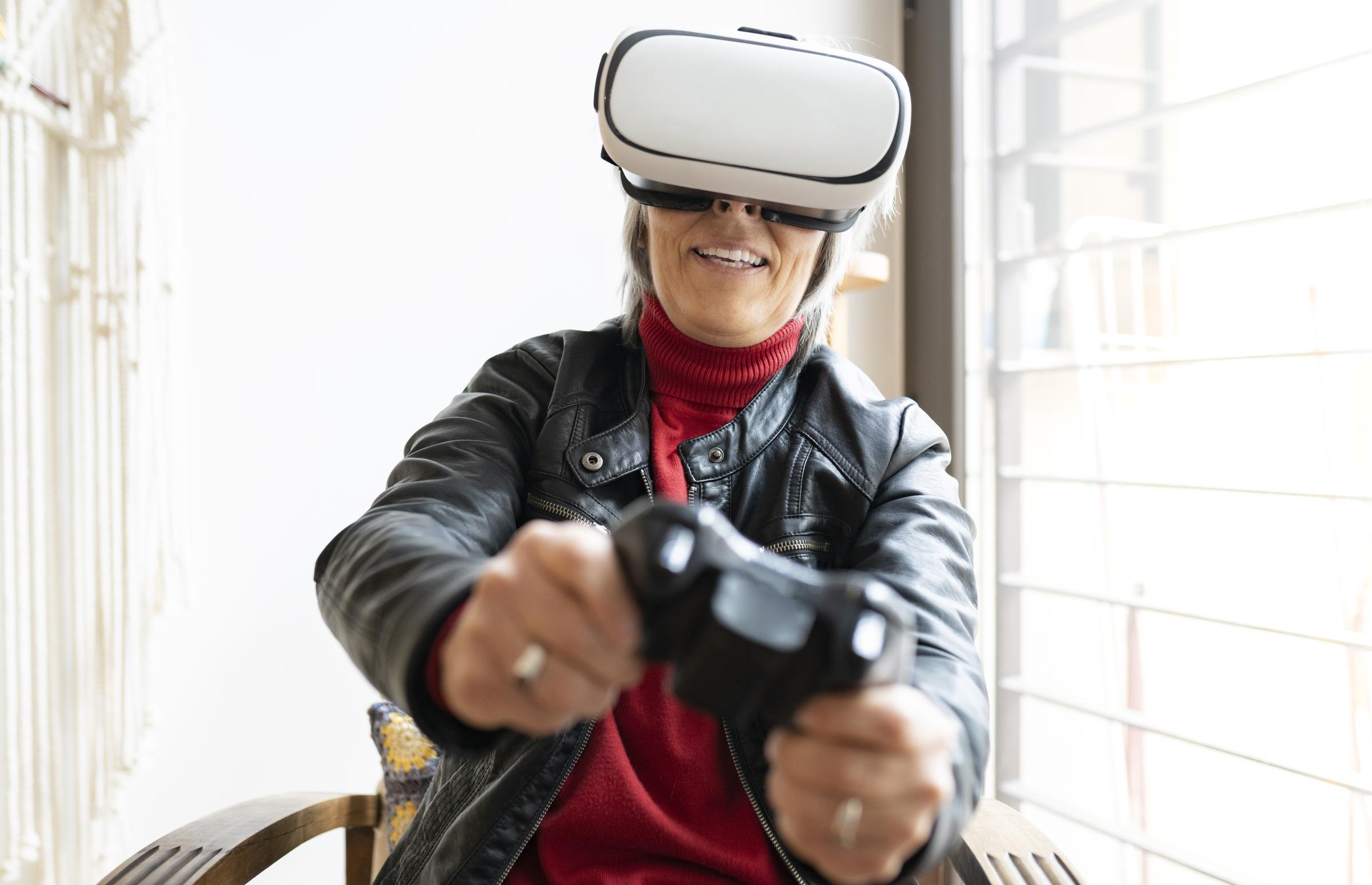 Una mujer jugando a un juego de RV | Fuente: Getty Images