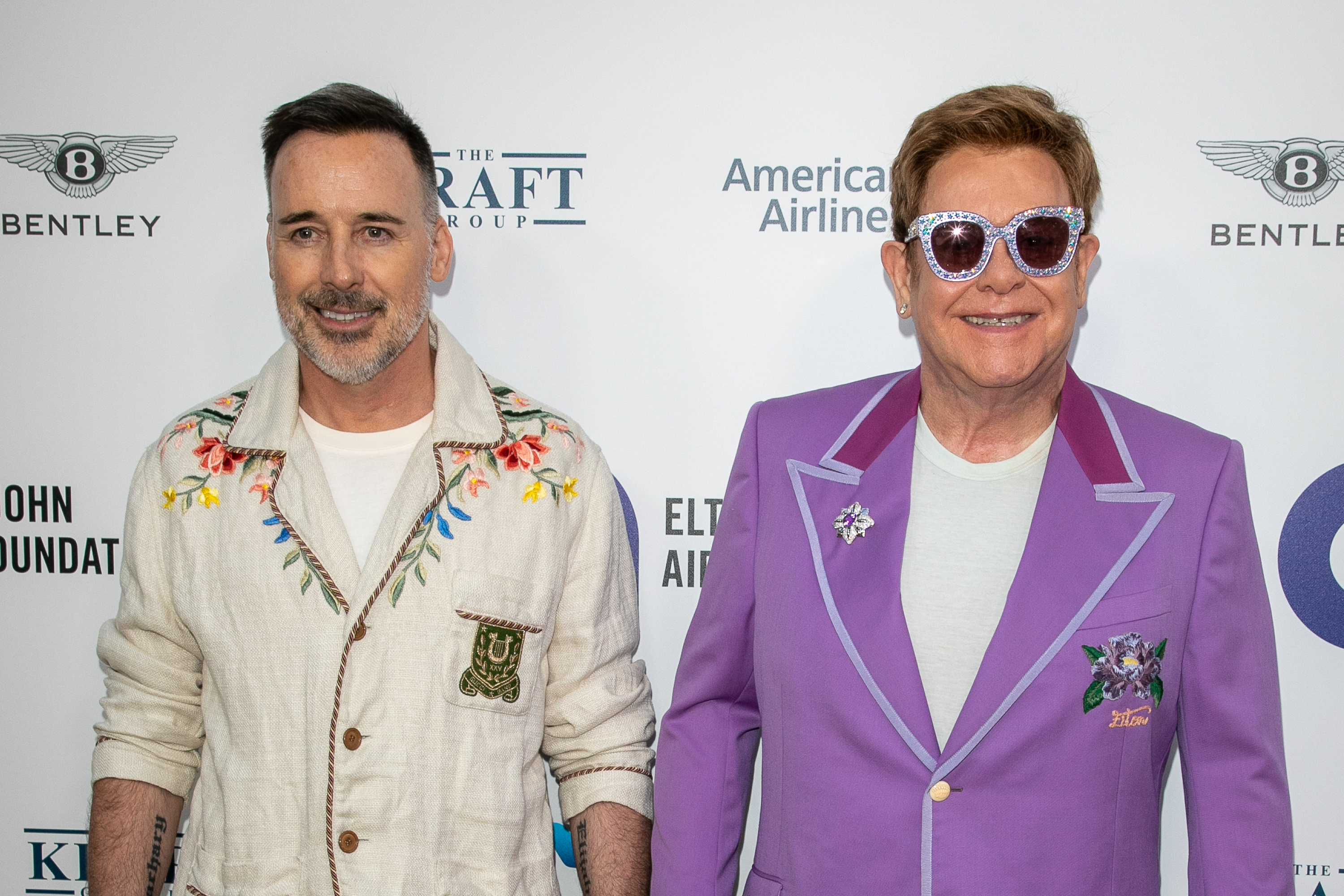 David Furnish y Elton John asisten al evento benéfico Midsummer Party el 24 de julio de 2019 | Fuente: Getty Images