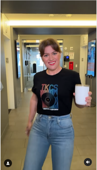 Foto de Kelly Clarkson estrenando un nuevo peinado tomada de un vídeo publicado el 23 de septiembre de 2024 | Fuente: Instagram/kellyclarksonshow