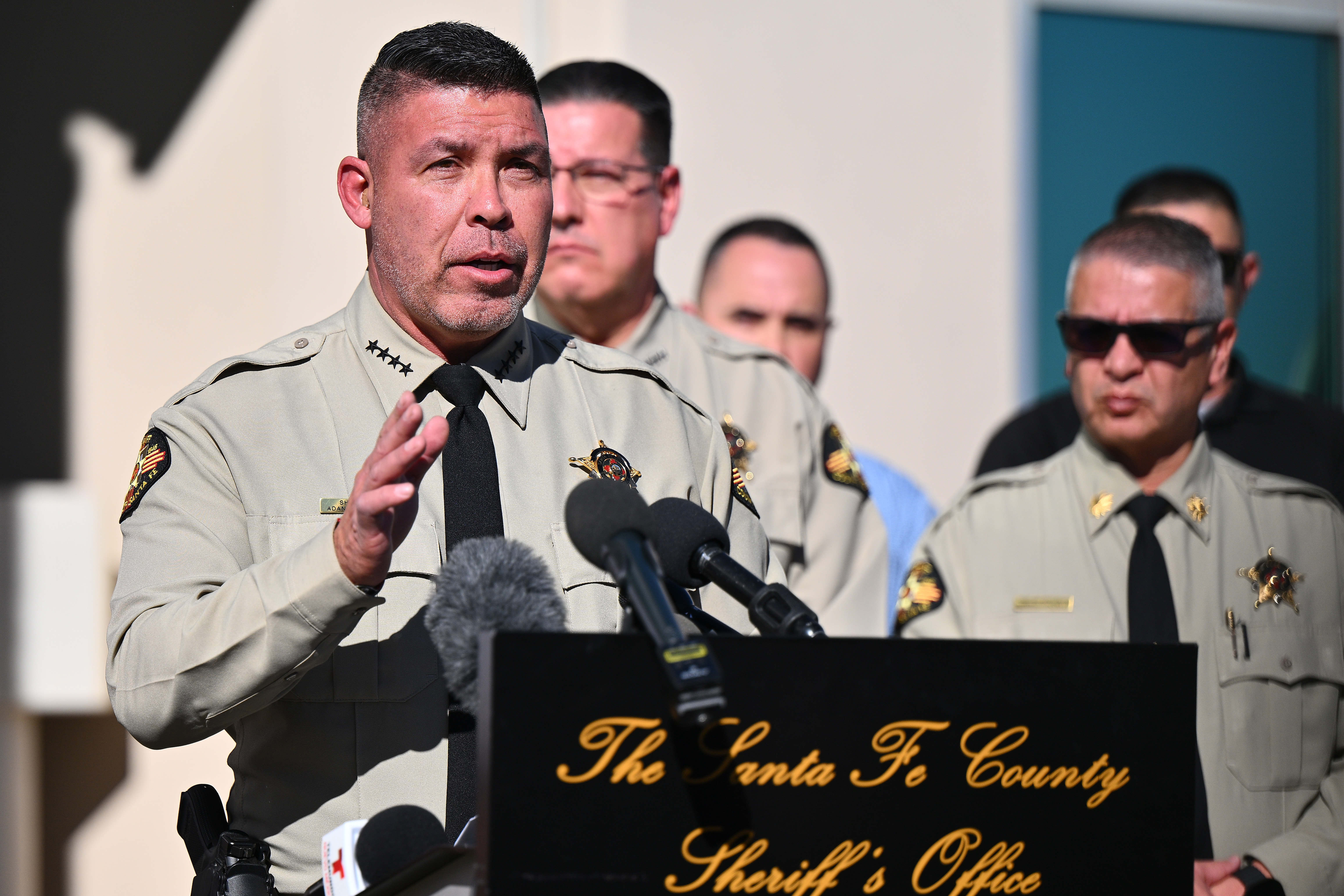 El sheriff del condado de Santa Fe, Adan Mendoza, habla durante una rueda de prensa en su oficina el 28 de febrero de 2025 | Fuente: Getty Images