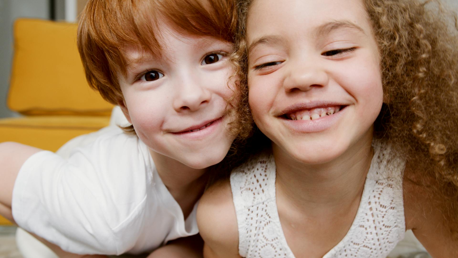 Un primer plano de niños sonrientes | Pexels