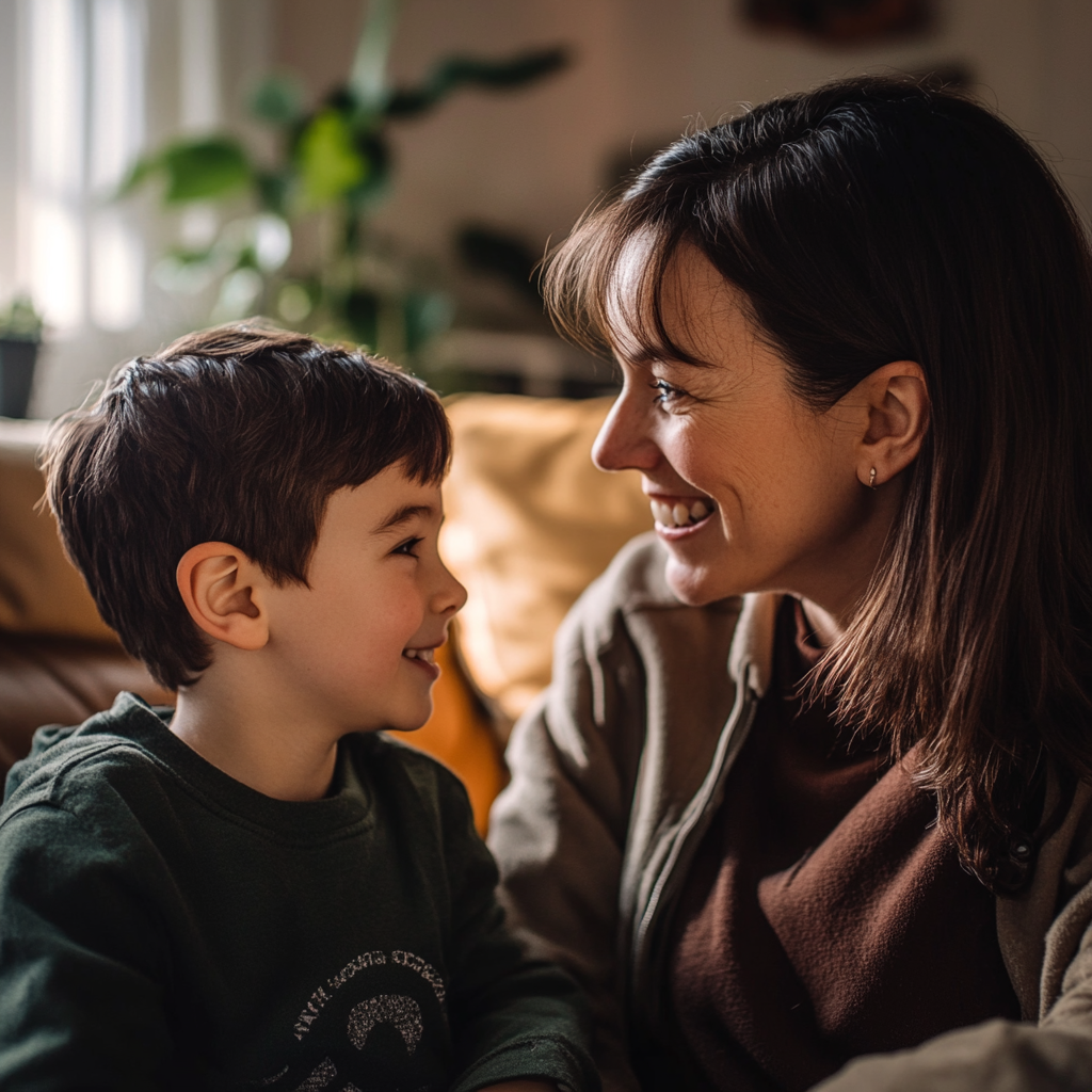 Una mujer sonriente hablando con su hijo | Fuente: Midjourney