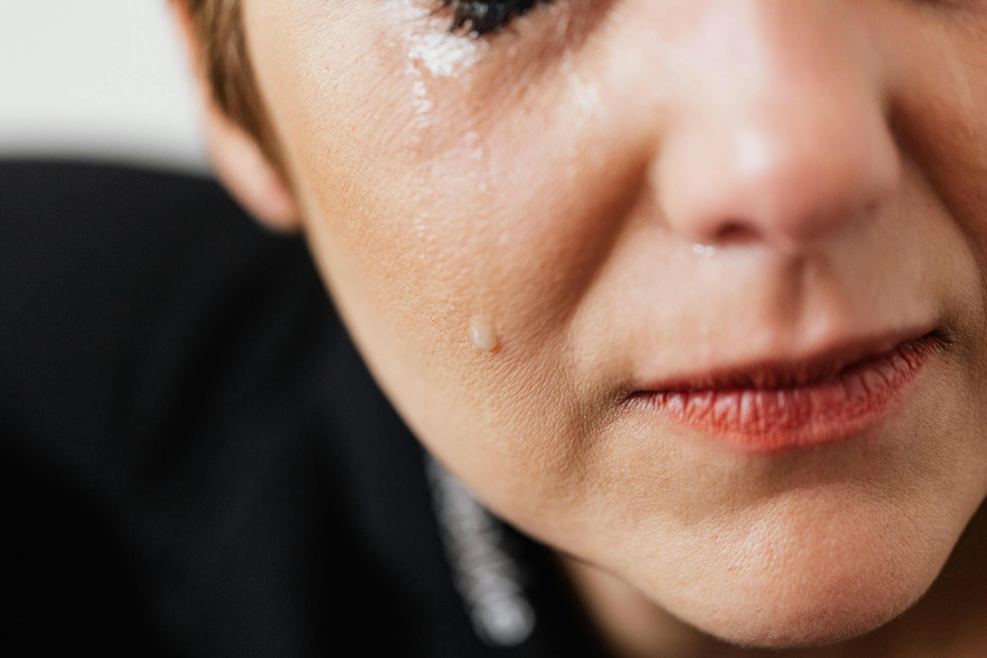 Primer plano de una mujer llorando | Fuente: Pexels