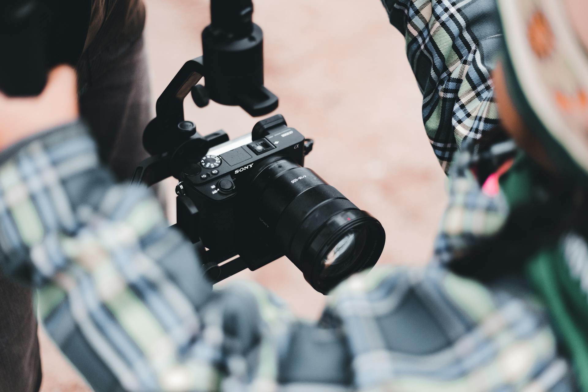 Una cámara sobre un trípode | Fuente: Pexels