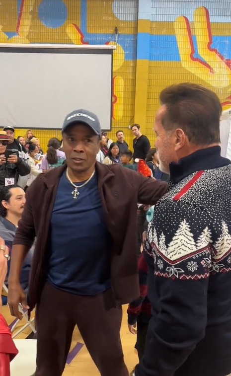 Arnold Schwarzenegger en el Hollenbeck Center de Boyle Heights, publicado el 17 de diciembre de 2023 | Fuente: TikTok.com/@arnoldschnitzel