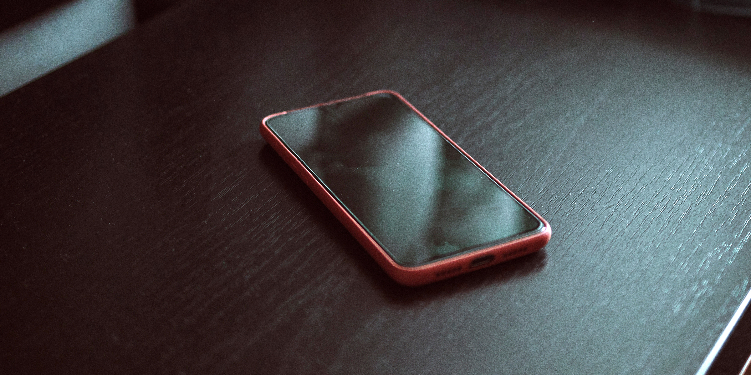 Un teléfono móvil sobre una mesa | Fuente: Shutterstock