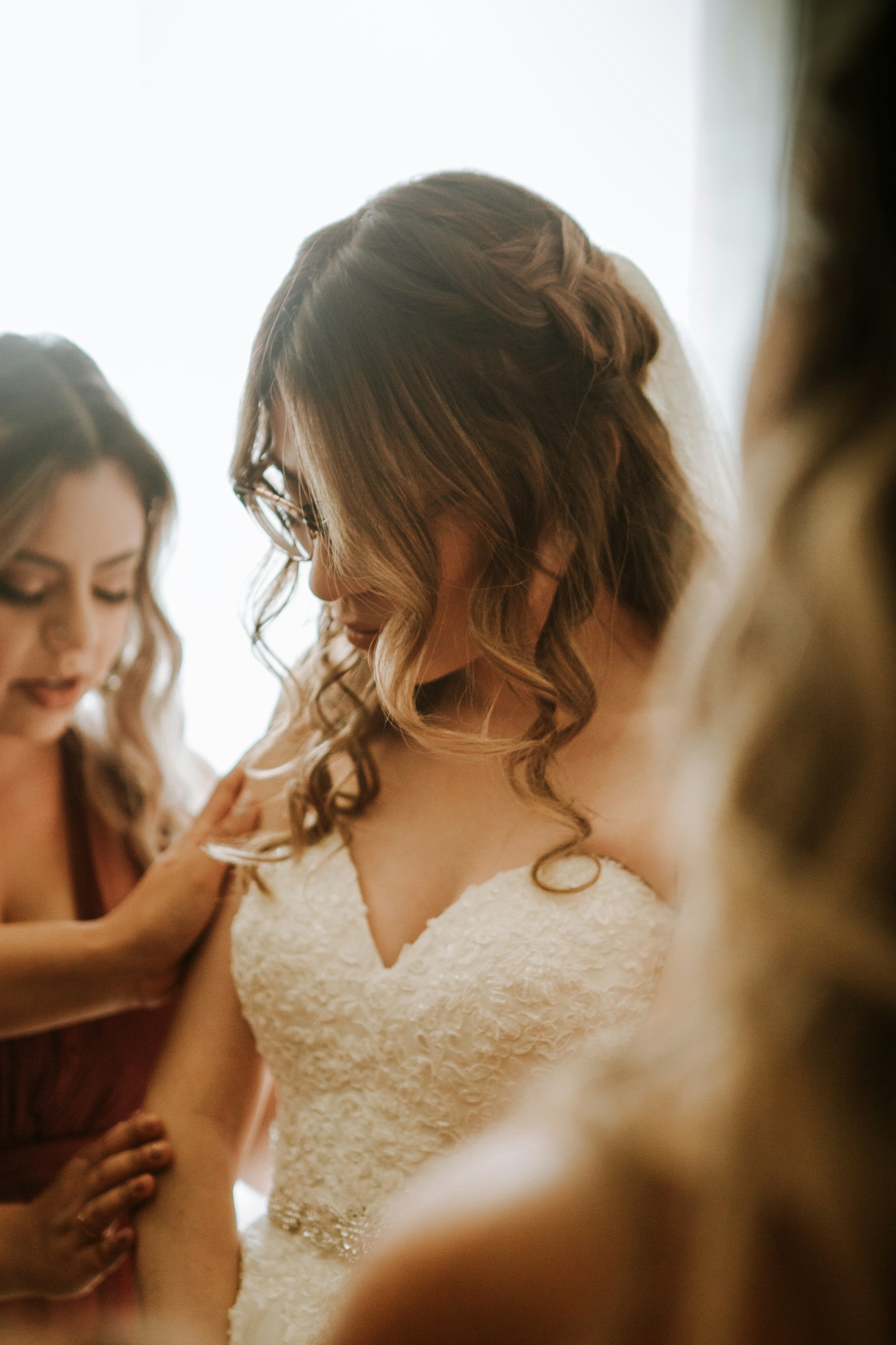 Una novia preparándose en la suite nupcial | Fuente: Unsplash