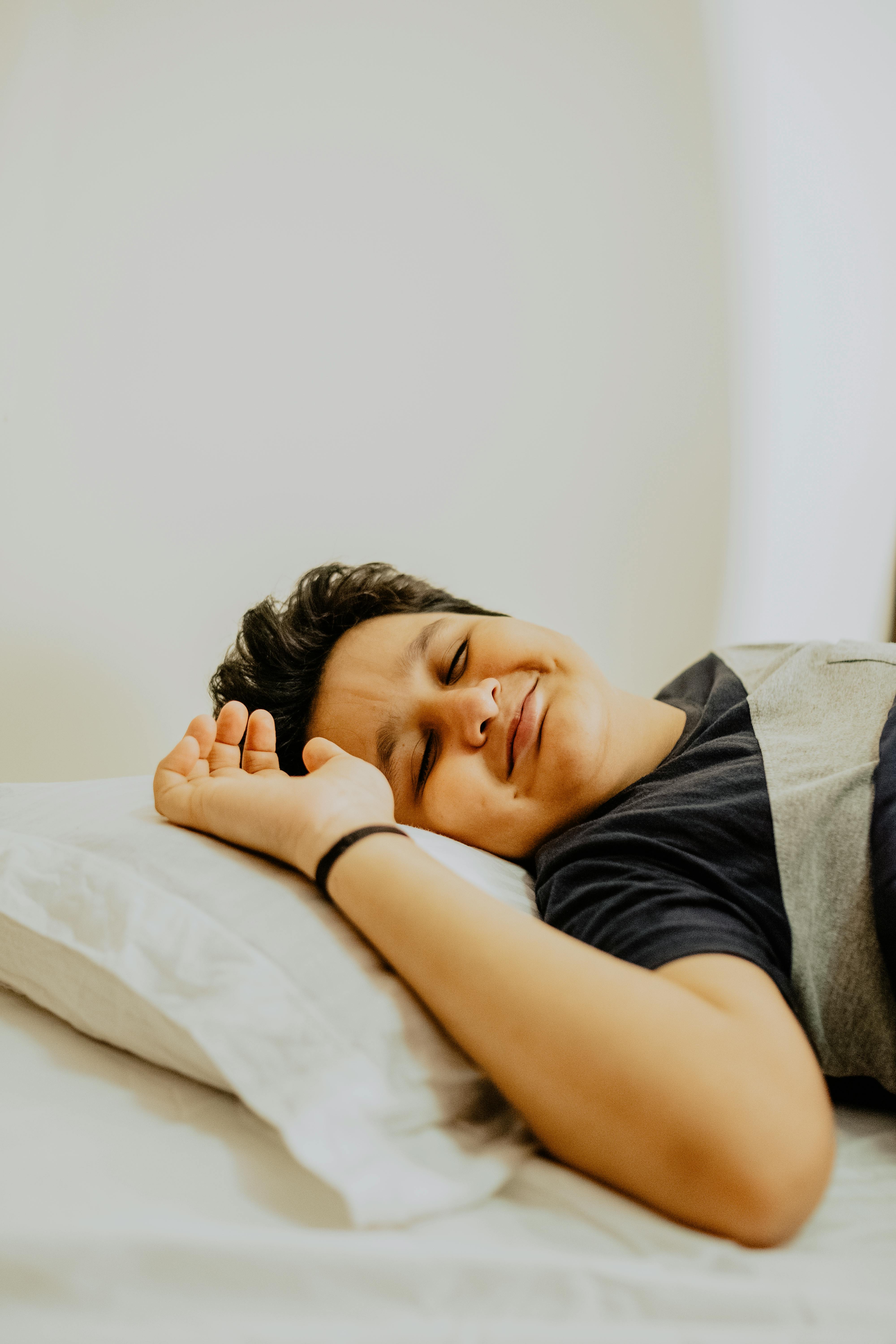 Un bambino felice che dorme | Fonte: Pexels
