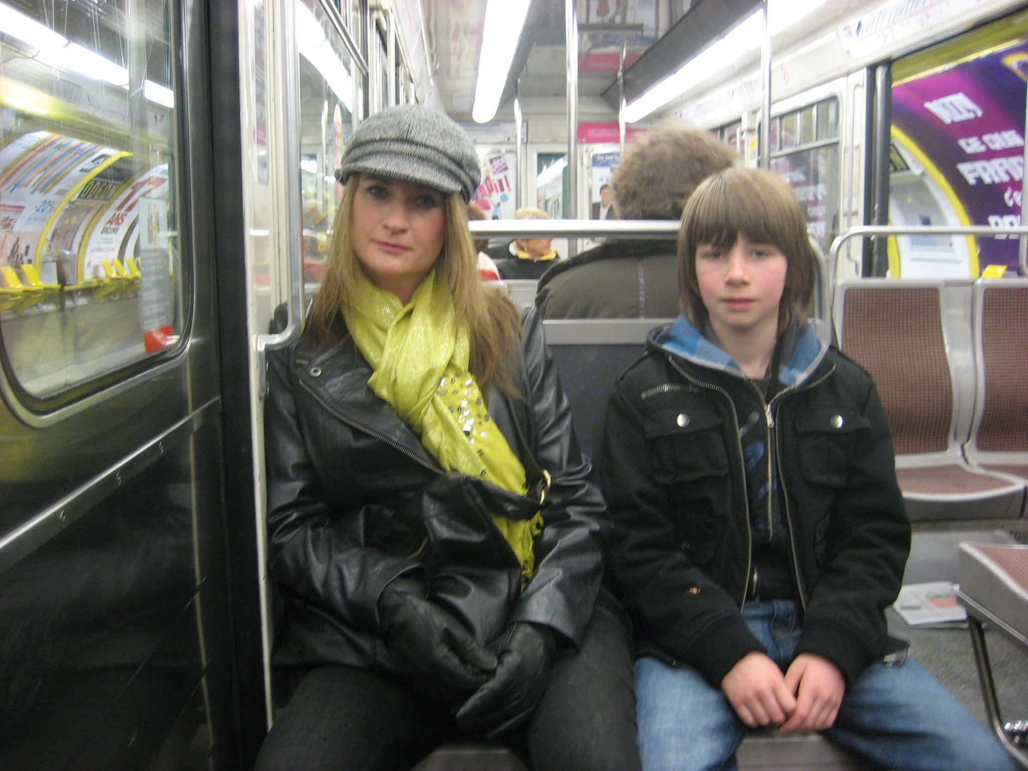 Una mujer y su hijo en el metro | Foto: Flickr.com/SteveR- (CC BY 2.0)