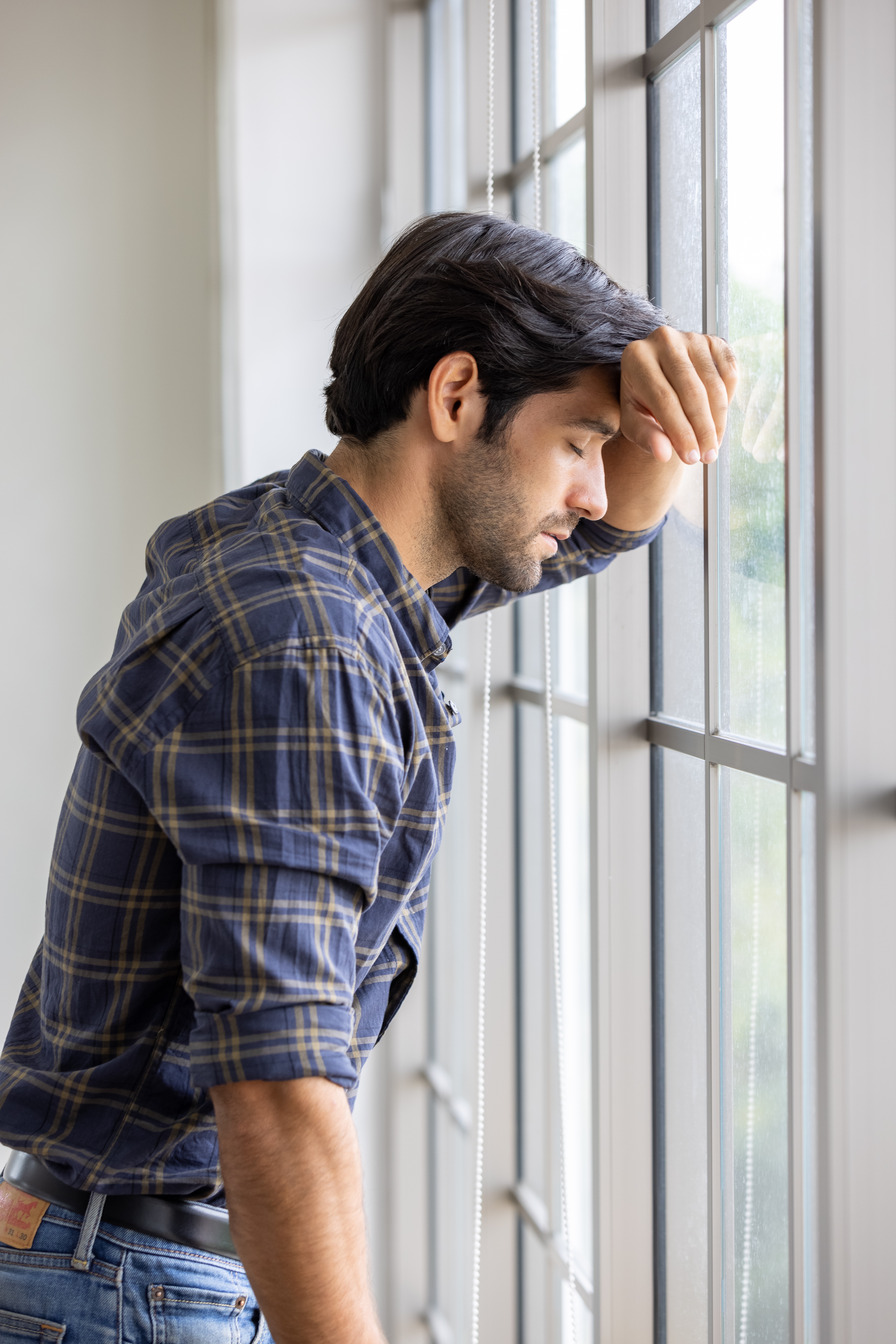 Hombre deprimido | Fuente: Shutterstock
