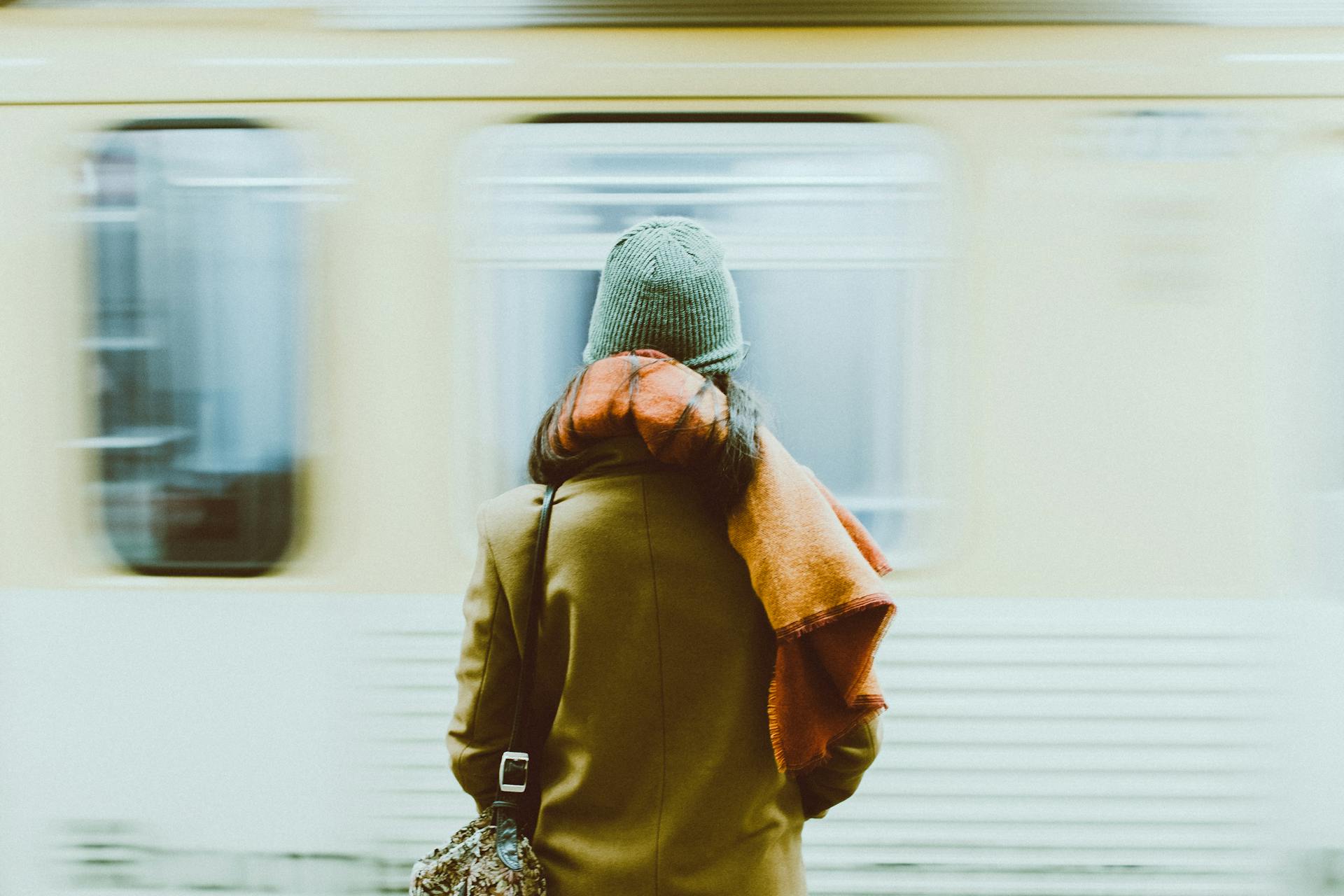 Foto en time-lapse de una persona de pie cerca de un tren | Foto: Pexels