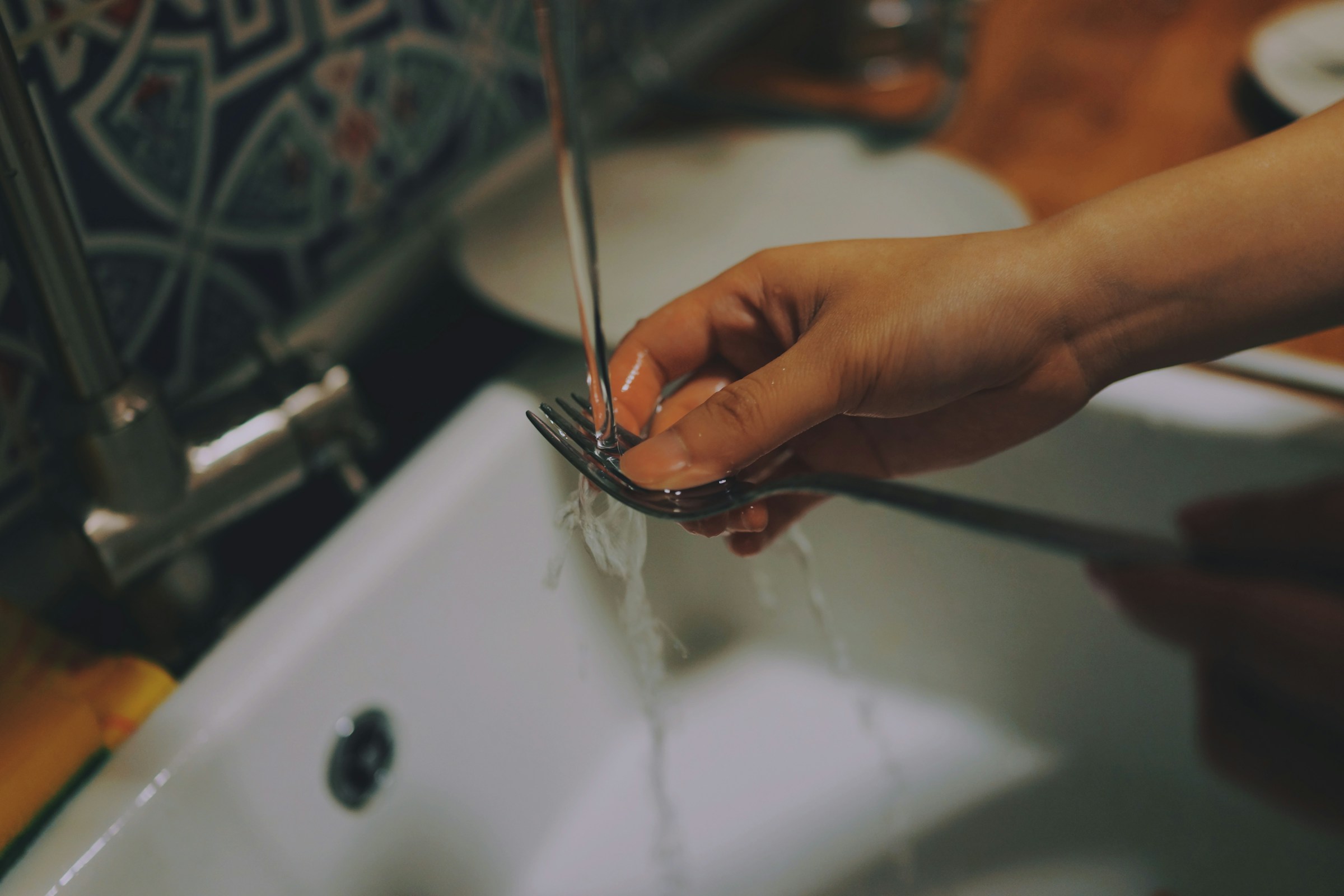 Una persona lavando platos | Foto: Unsplash