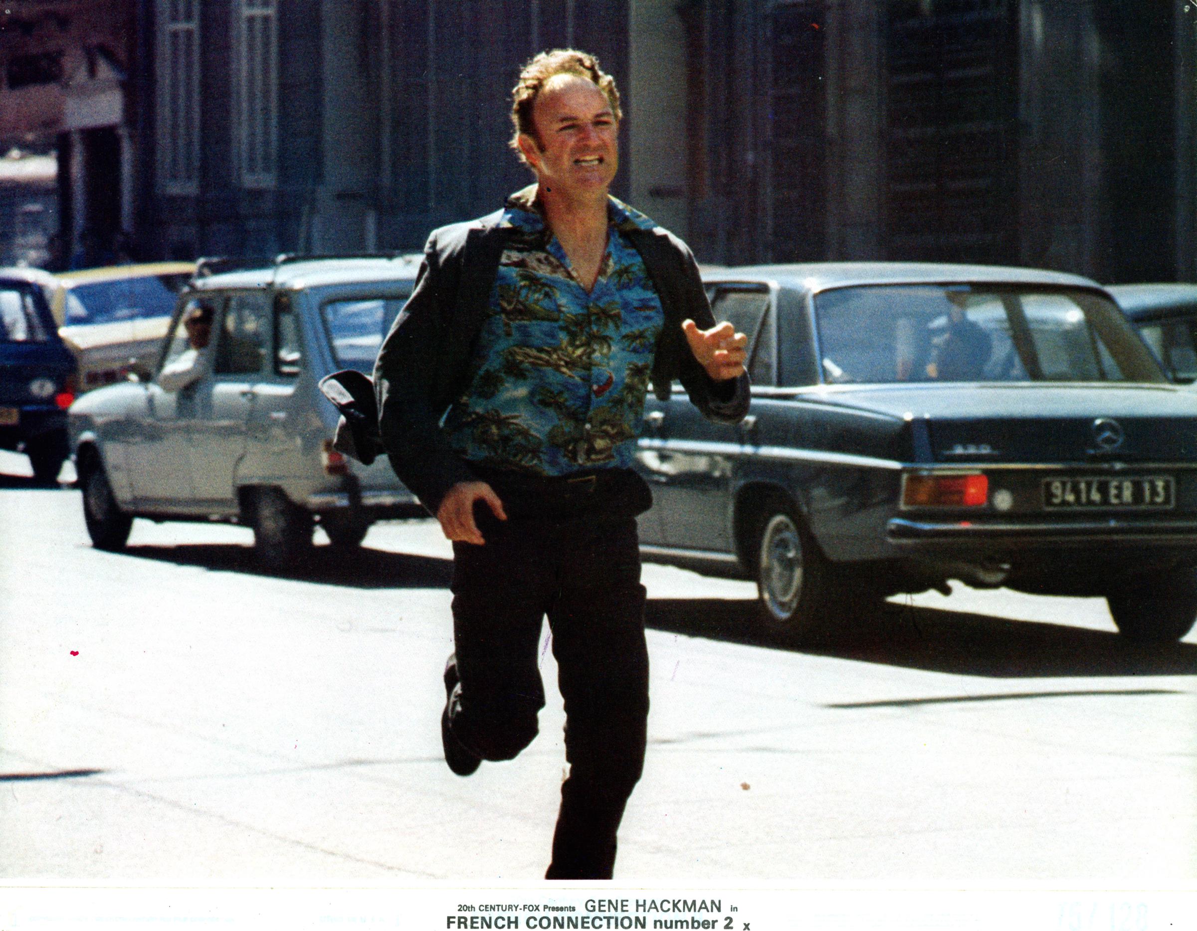 Gene Hackman corre por la calle en una escena de la película "French Connection II", en 1975 | Fuente: Getty Images