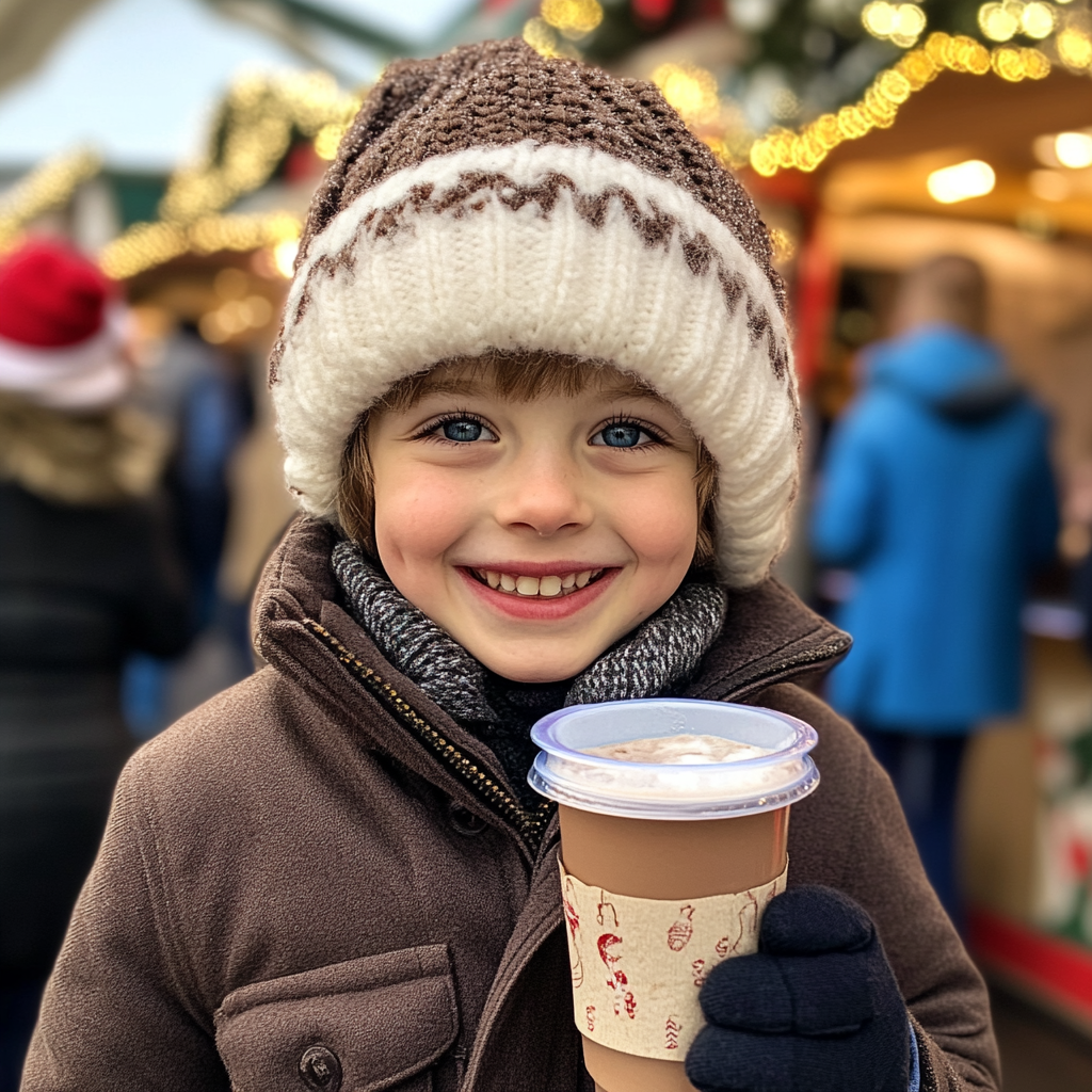 Un niño feliz con chocolate caliente en la mano | Fuente: Midjourney