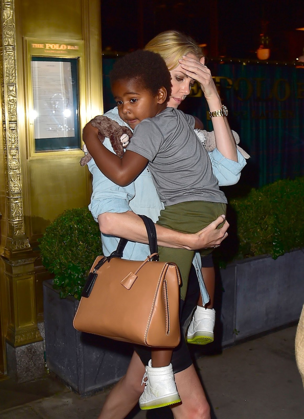 Charlize y Jackson Theron fotografiados en Midtown el 11 de mayo de 2015, en Nueva York | Fuente: Getty Images