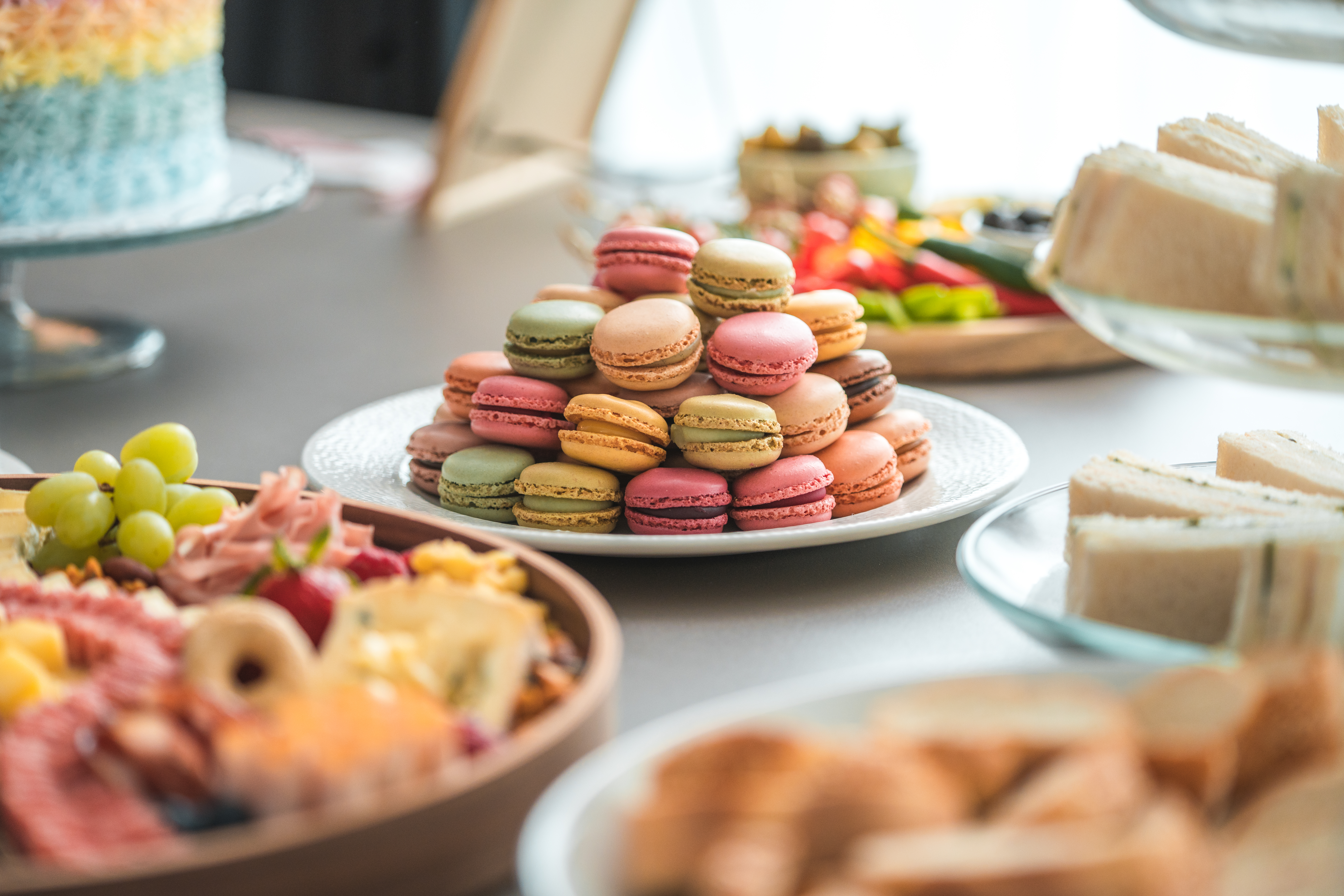 Macarons variados que añaden dulzura al buffet de la fiesta del bebé | Fuente: Getty Images