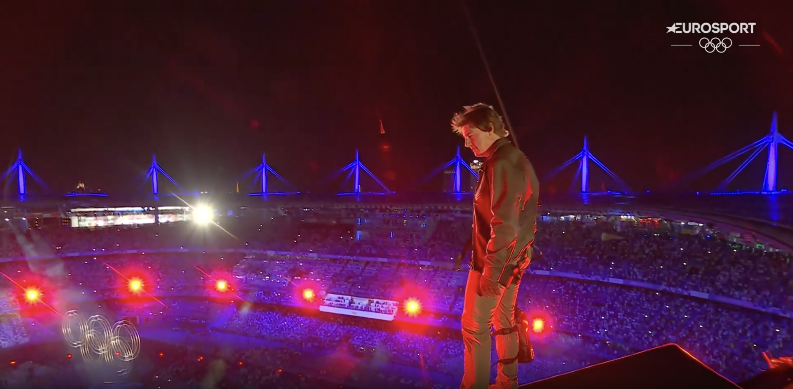 Tom Cruise preparándose para saltar desde el tejado del estadio durante la ceremonia de clausura de los Juegos Olímpicos de París, publicada el 12 de agosto de 2024 | Fuente: YouTube/Eurosport