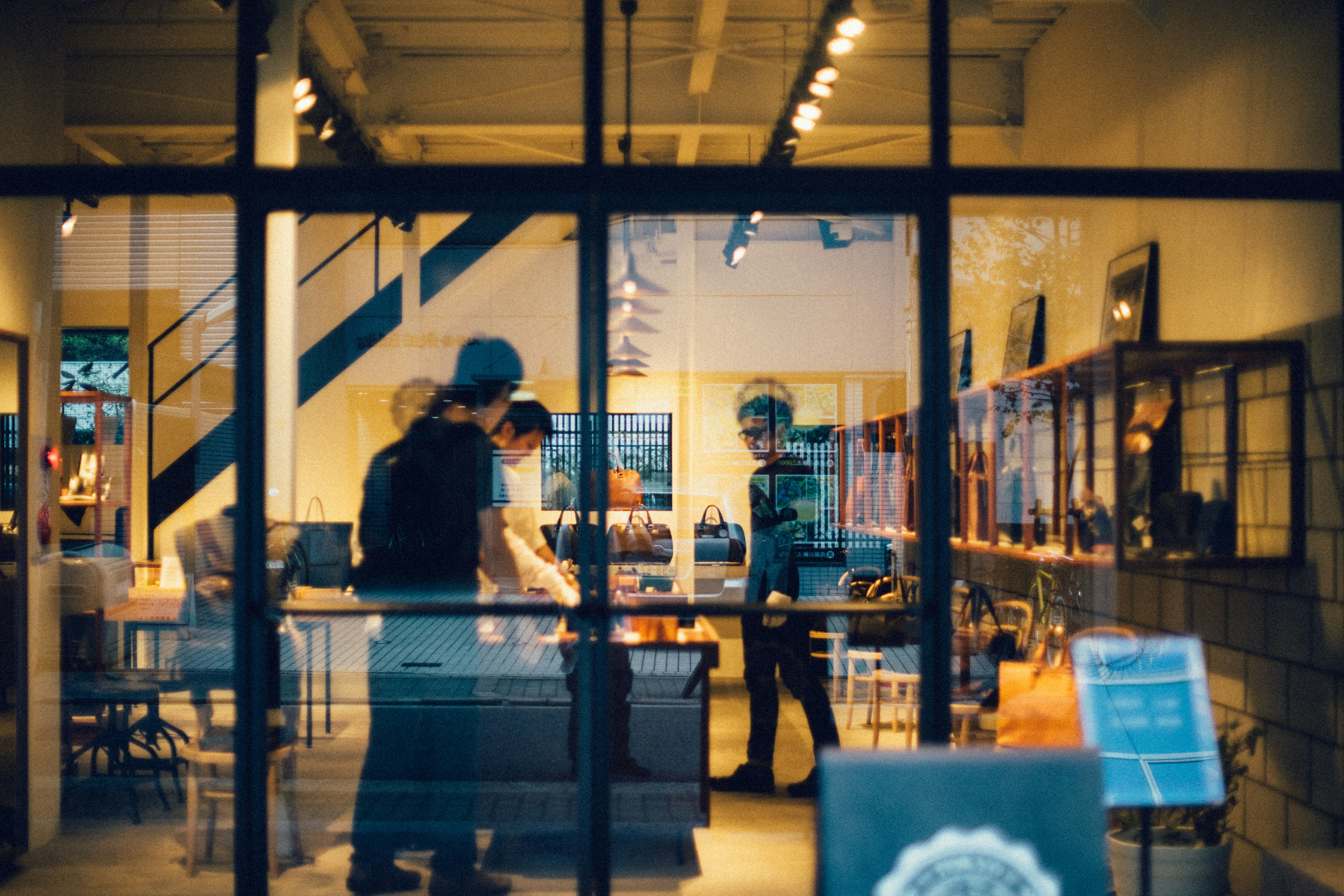 Gente en una tienda. | Fuente: Unsplash