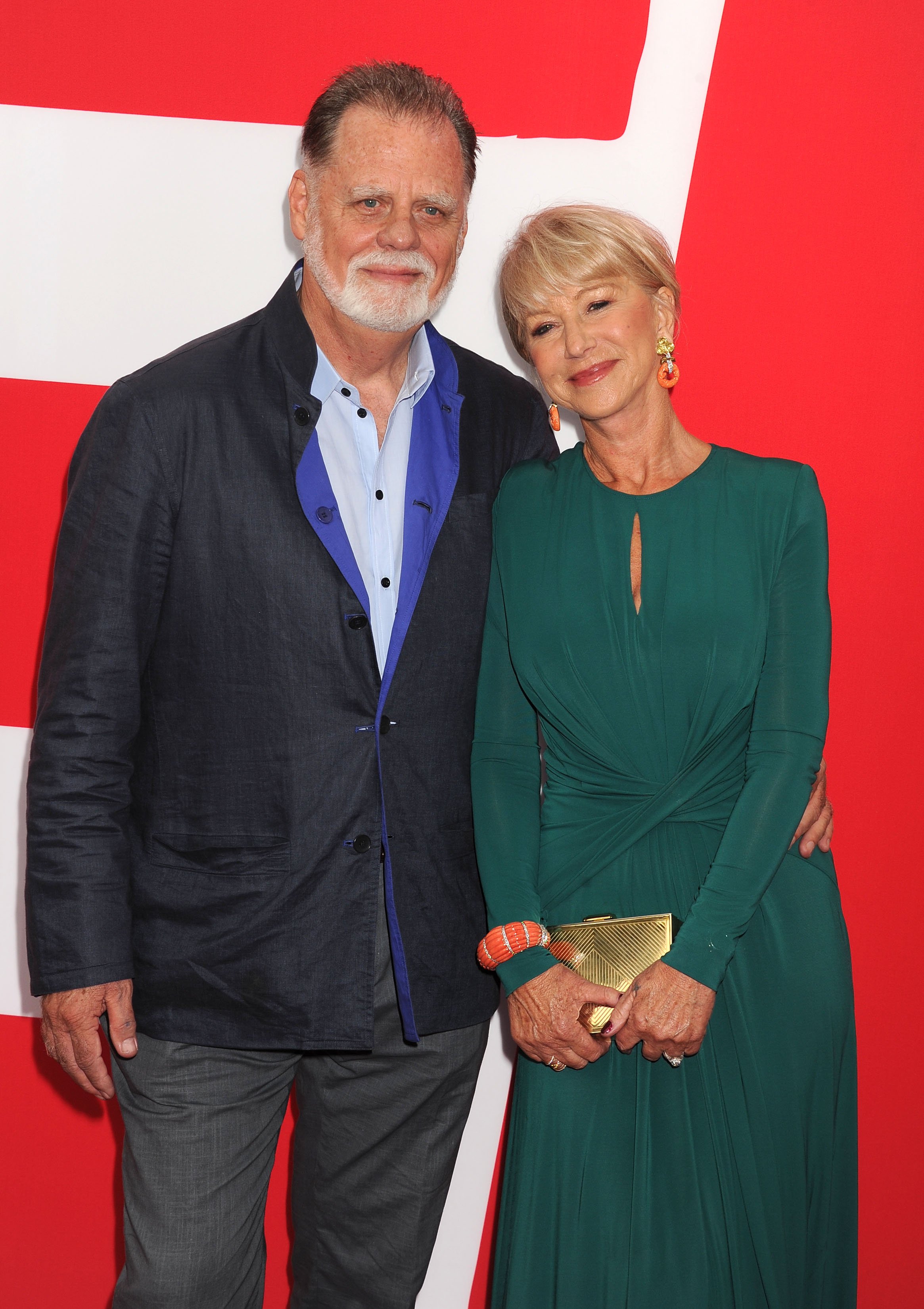 El director Taylor Hackford y su esposa, la actriz Helen Mirren, en el estreno de "Red 2" en Westwood Village, el 11 de julio de 2013 en Los Ángeles. | Foto: Getty Images