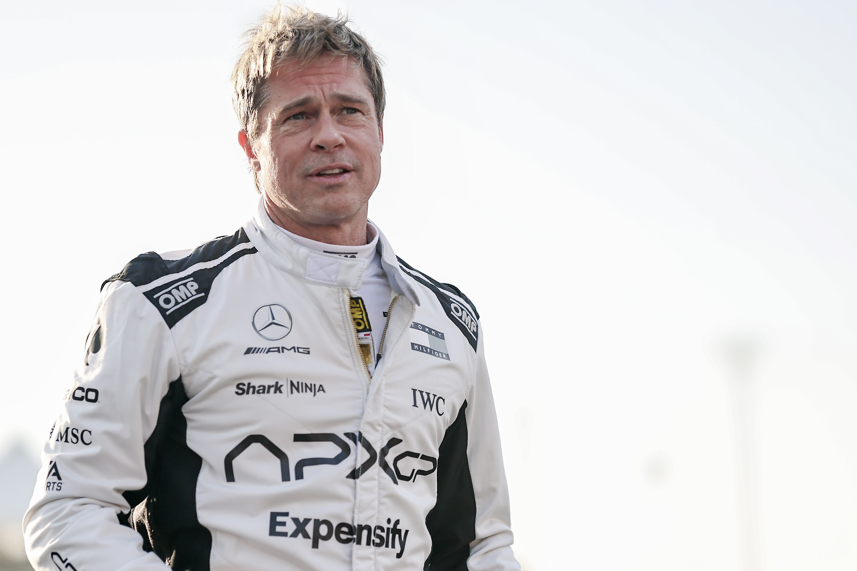 Brad Pitt mirando durante el Gran Premio de F1 de Abu Dhabi. | Fuente: Getty Images