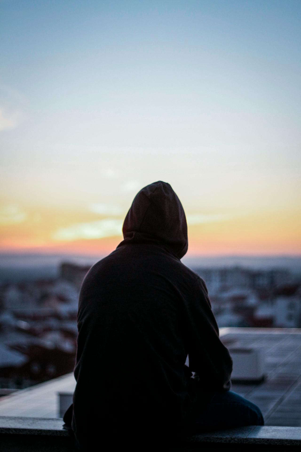 Un hombre solitario sentado en un banco | Fuente: Pexels