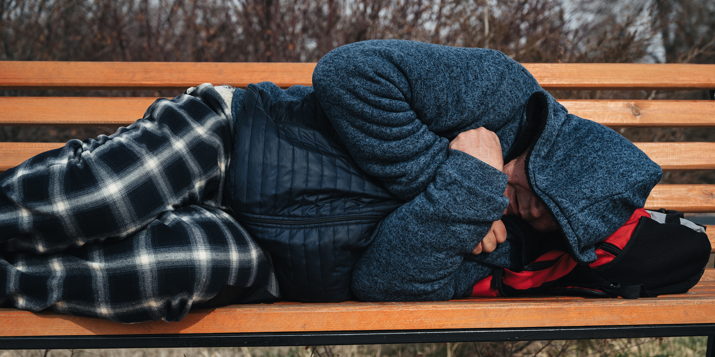 Un hombre durmiendo en un banco | Fuente: Shutterstock