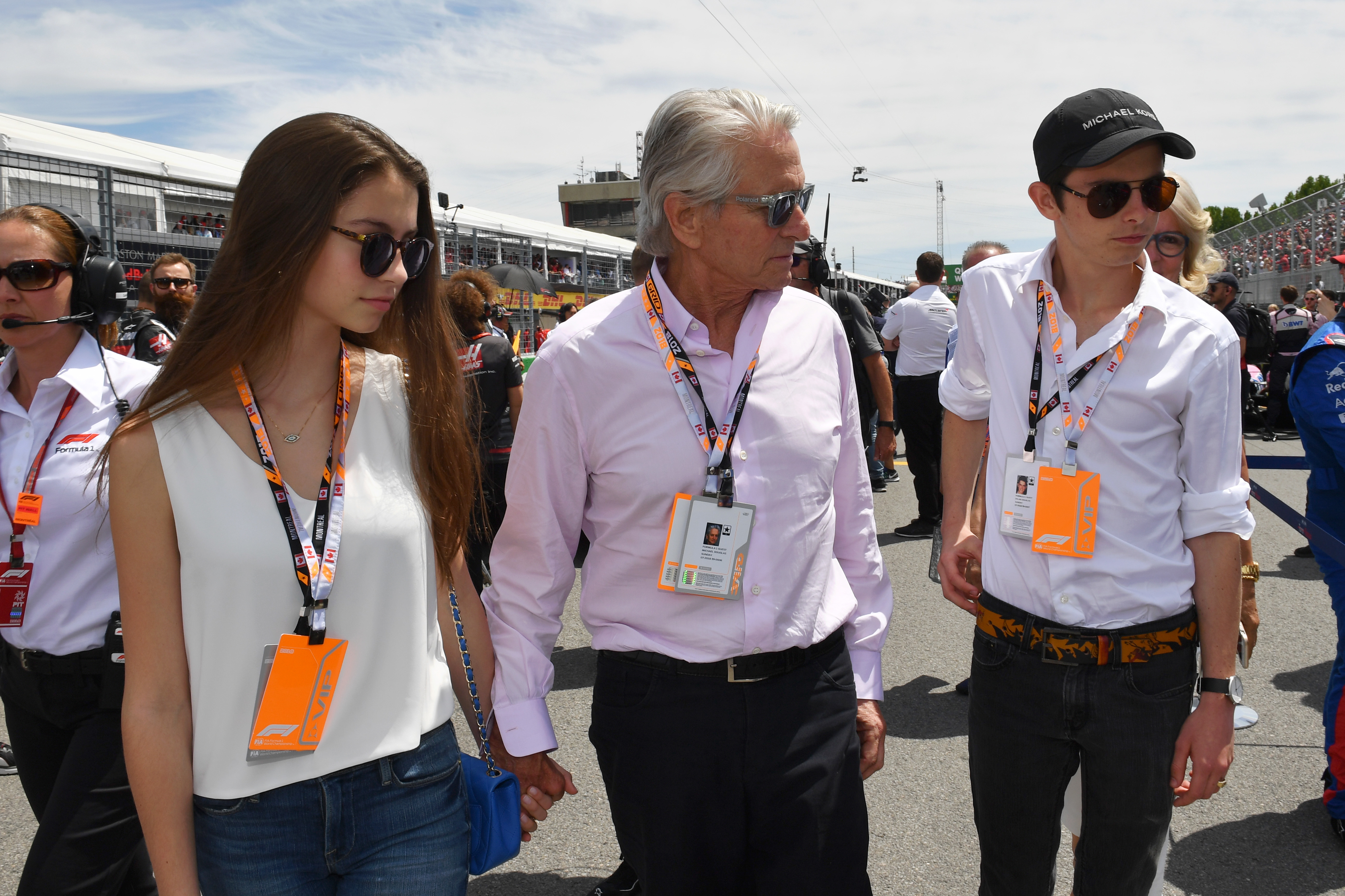 Michael Douglas (EE.UU.) con su hijo Dylan Douglas (EE.UU.) y su hija Carys Zeta-Douglas (EE.UU.) en la parrilla durante el GP de Canadá en el Circuito Gilles-Villeneuve el 10 de junio de 2018, en el Circuito Gilles-Villeneuve, Canadá | Fuente: Getty Images