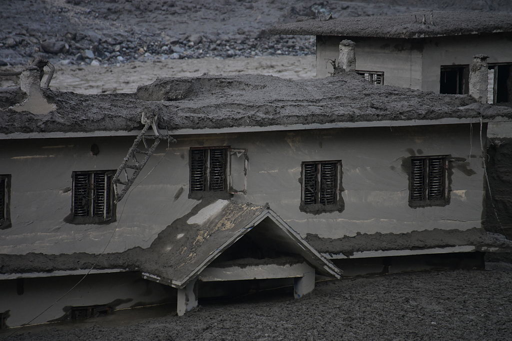 Vista posterior a las inundaciones repentinas y deslizamientos de tierra en la frontera entre Nepal y China el 26 de agosto de 2026 en Nuwakot, Nepal. | Fuente: Getty Images