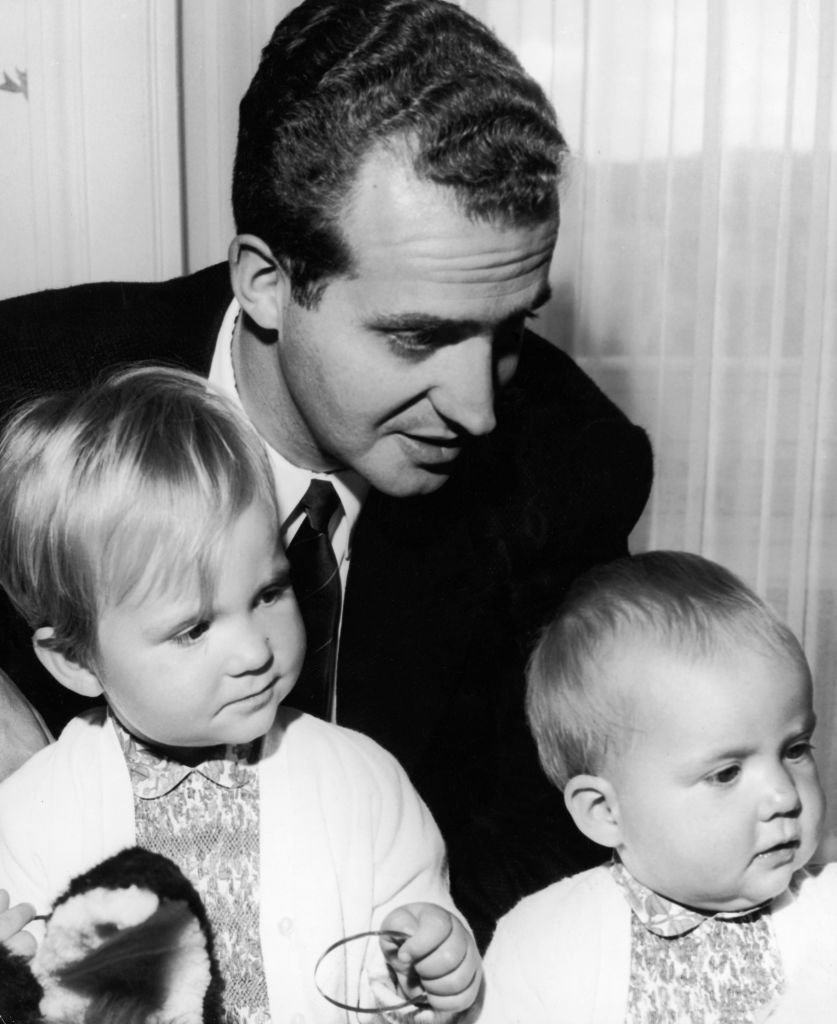Don Juan Carlos con sus hijas con motivo del primer cumpleaños de Cristina el 13 de junio de 1966. | Foto: Getty Images