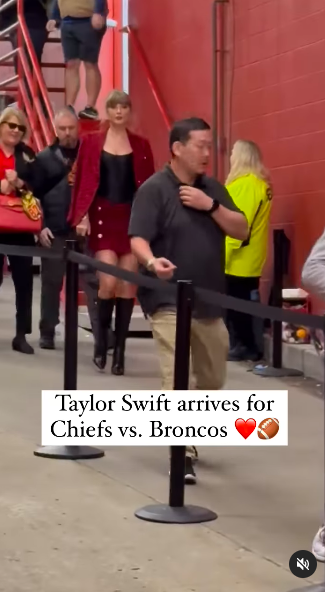 Taylor Swift llegando al estadio Arrowhead con su madre detrás, publicado el 10 de noviembre de 2024 | Fuente: Instagram/extratv