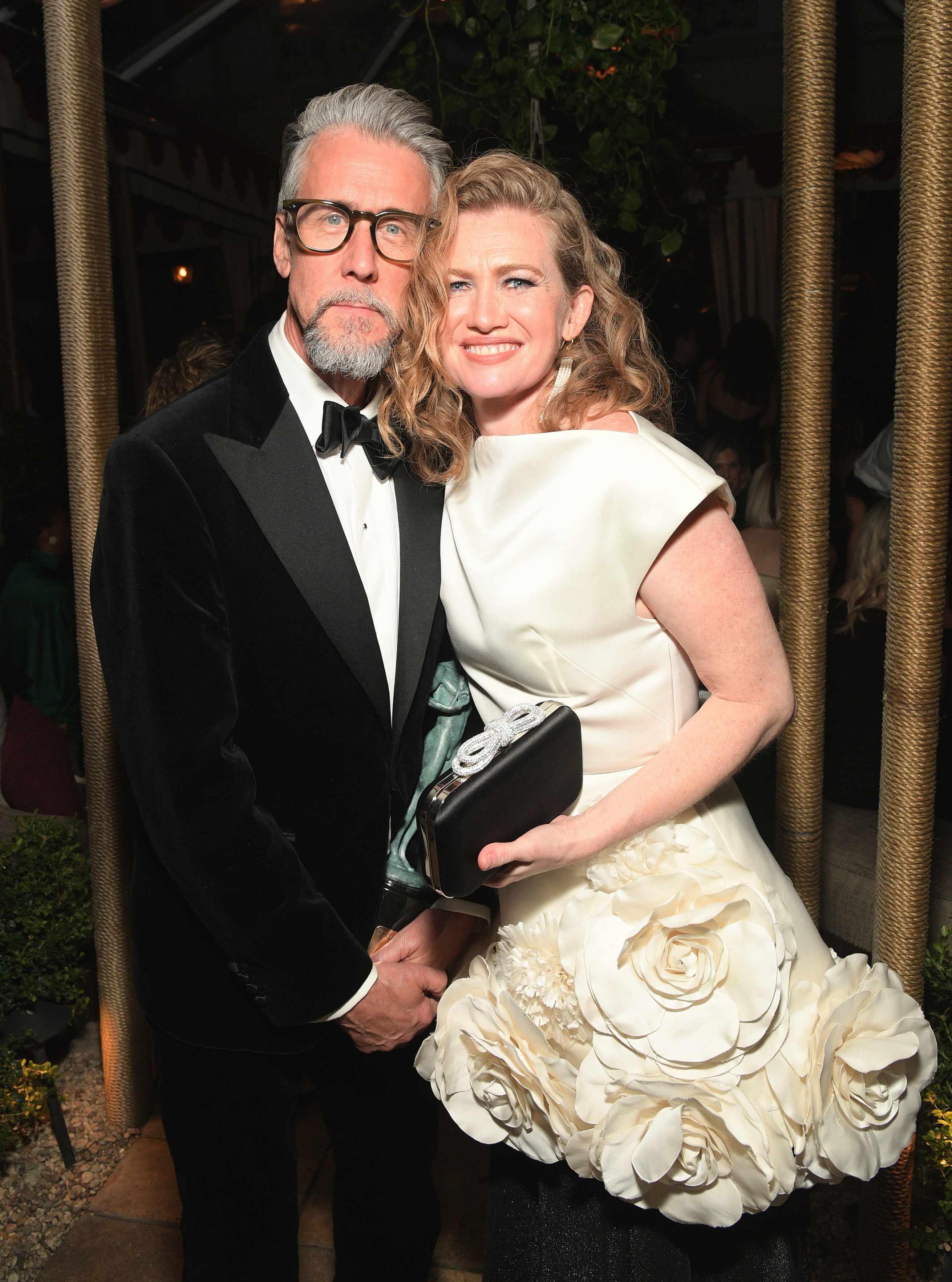 Alan Ruck y Mireille Enos asisten a la 30ª edición de los Premios Anuales del Sindicato de Actores en Los Ángeles, California, el 24 de febrero de 2024 | Fuente: Getty Images