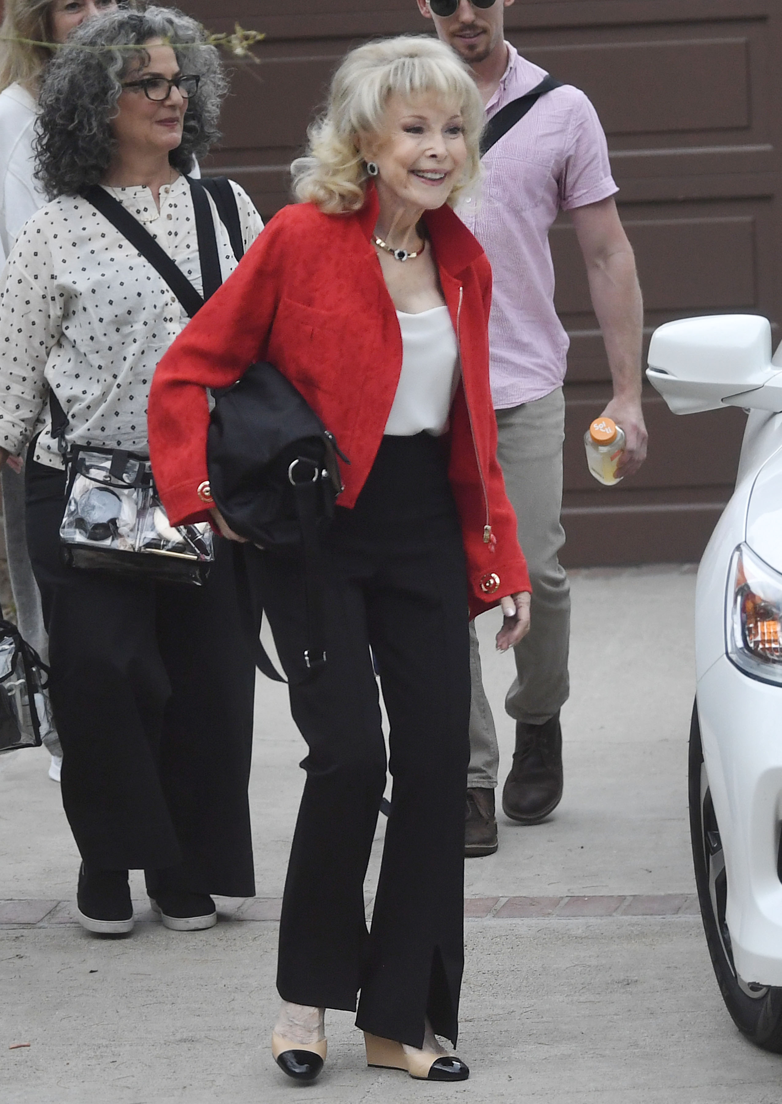 Barbara Eden sale de un restaurante el 23 de mayo de 2024, en Los Ángeles, California. | Fuente: Getty Images