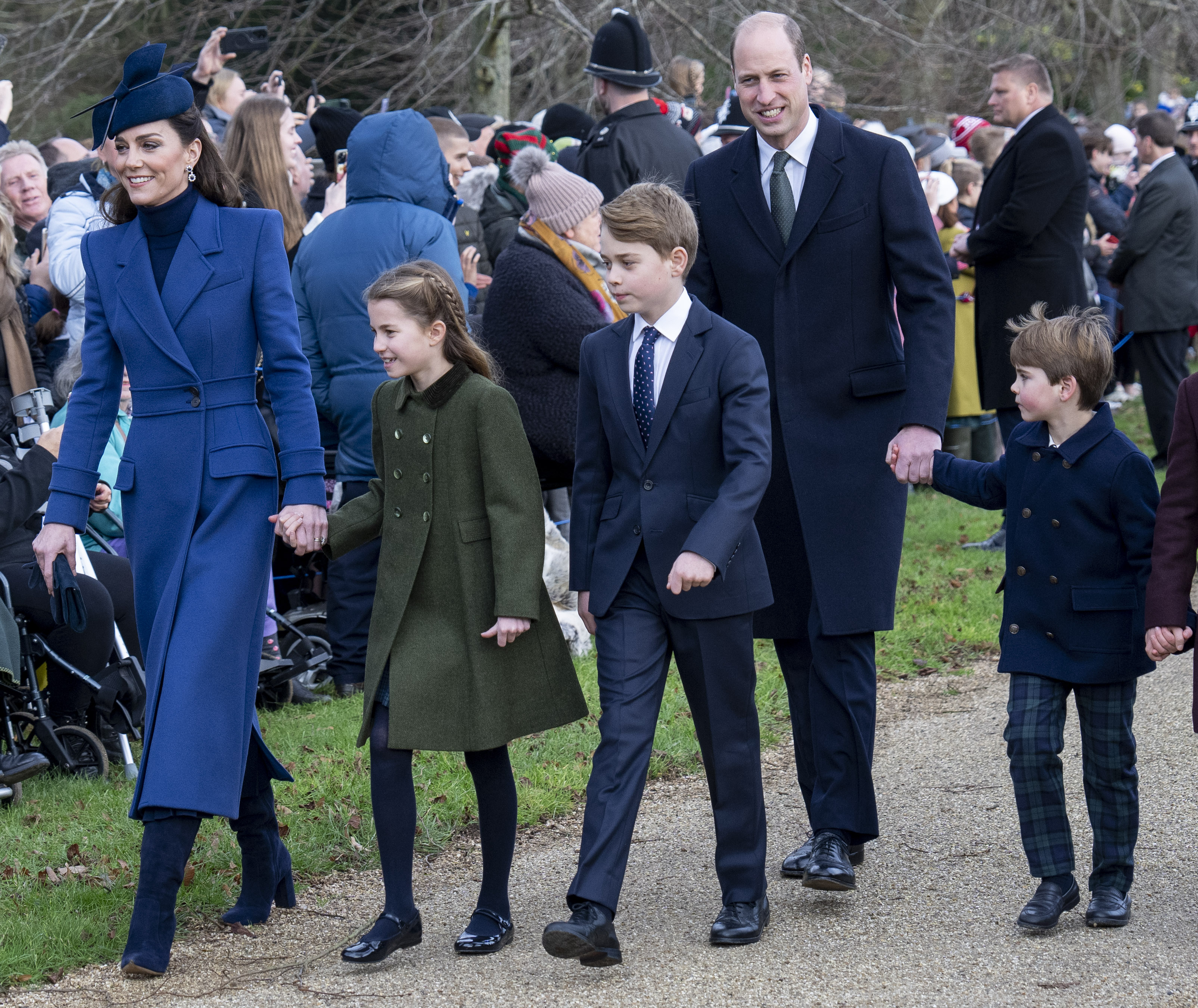 La princesa Catherine y el príncipe William con sus hijos, el príncipe George, la princesa Charlotte y el príncipe Louis en el servicio religioso del día de Navidad en la Iglesia de Santa María Magdalena el 25 de diciembre de 2023 en Sandringham, Norfolk | Foto: Getty Images