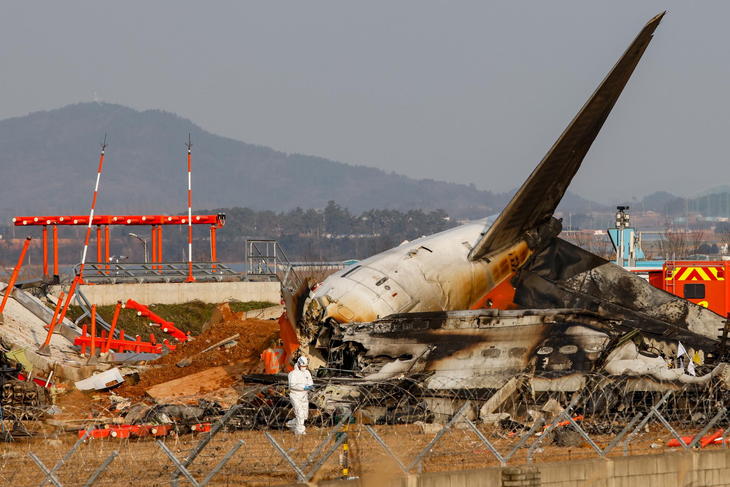 El vuelo 7C2216 de Jeju Air, un Boeing 737-800 que transportaba 181 personas, se sale de la pista y choca contra un muro, desencadenando una devastadora explosión, el 29 de diciembre de 2024 | Fuente: Getty Images