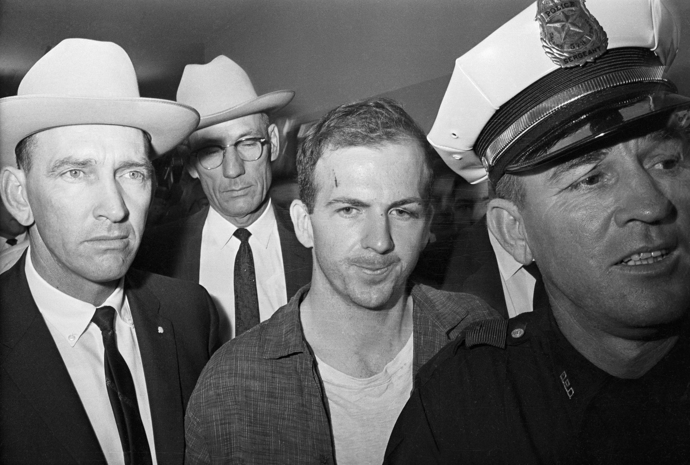 Lee Harvey Oswald siendo detenido el 22 de noviembre de 1963. | Fuente: Getty Images