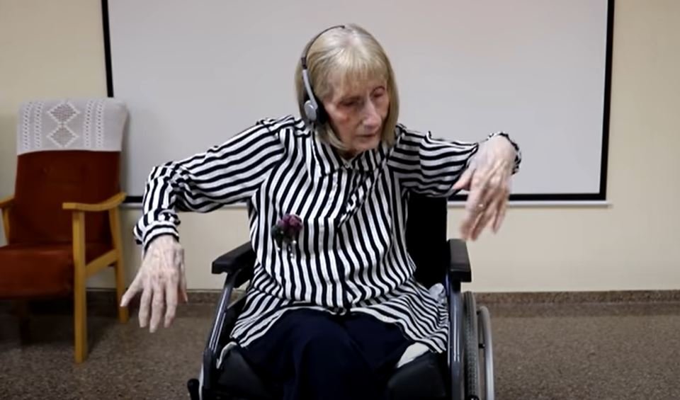 Marta González, paciente con Alzheimer, danza sentada en una silla de ruedas. | Foto: Captura de YouTube/Musicaparadespertar   
