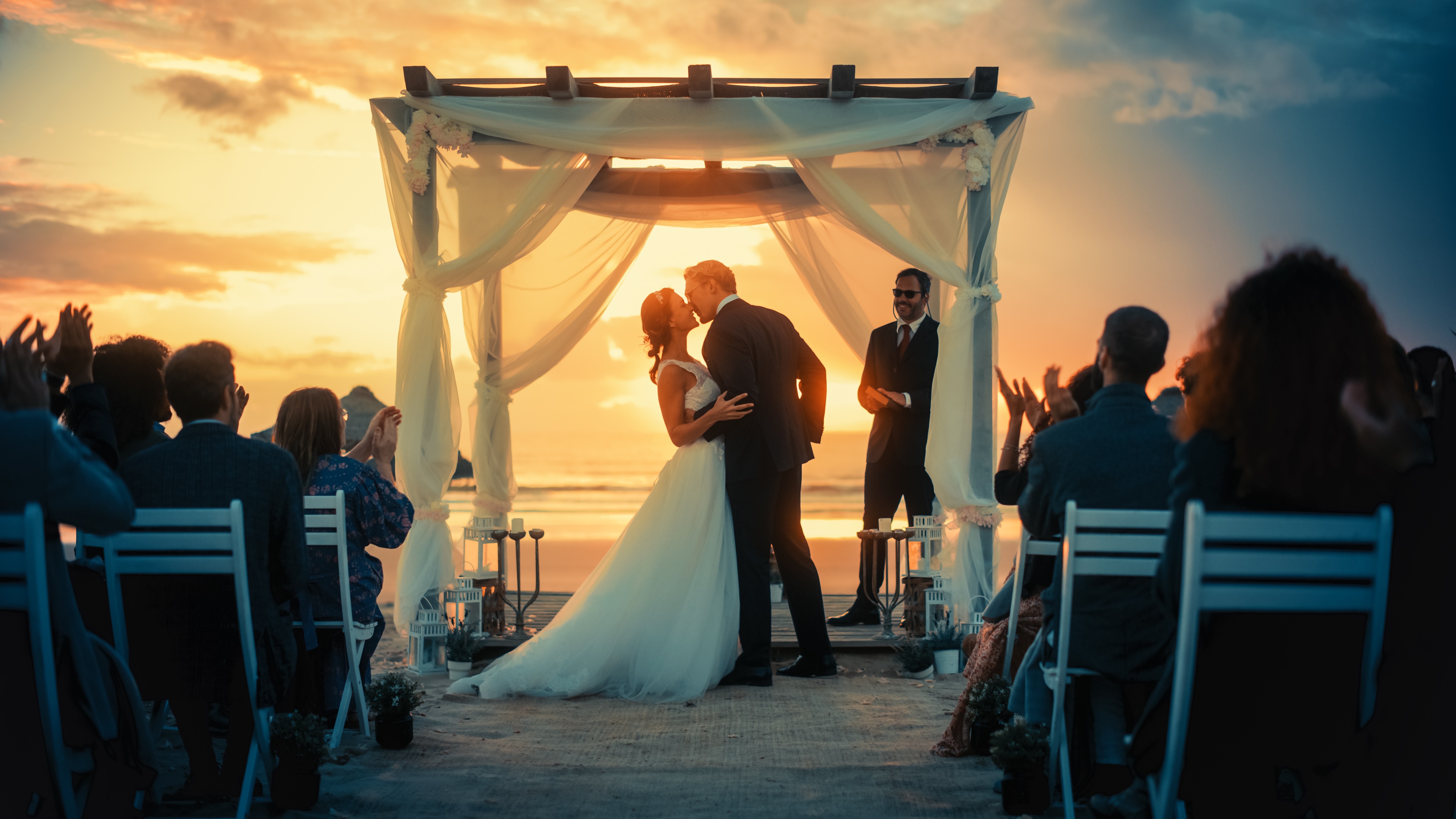 Novios comparten un beso en su boda | Foto: Shutterstock