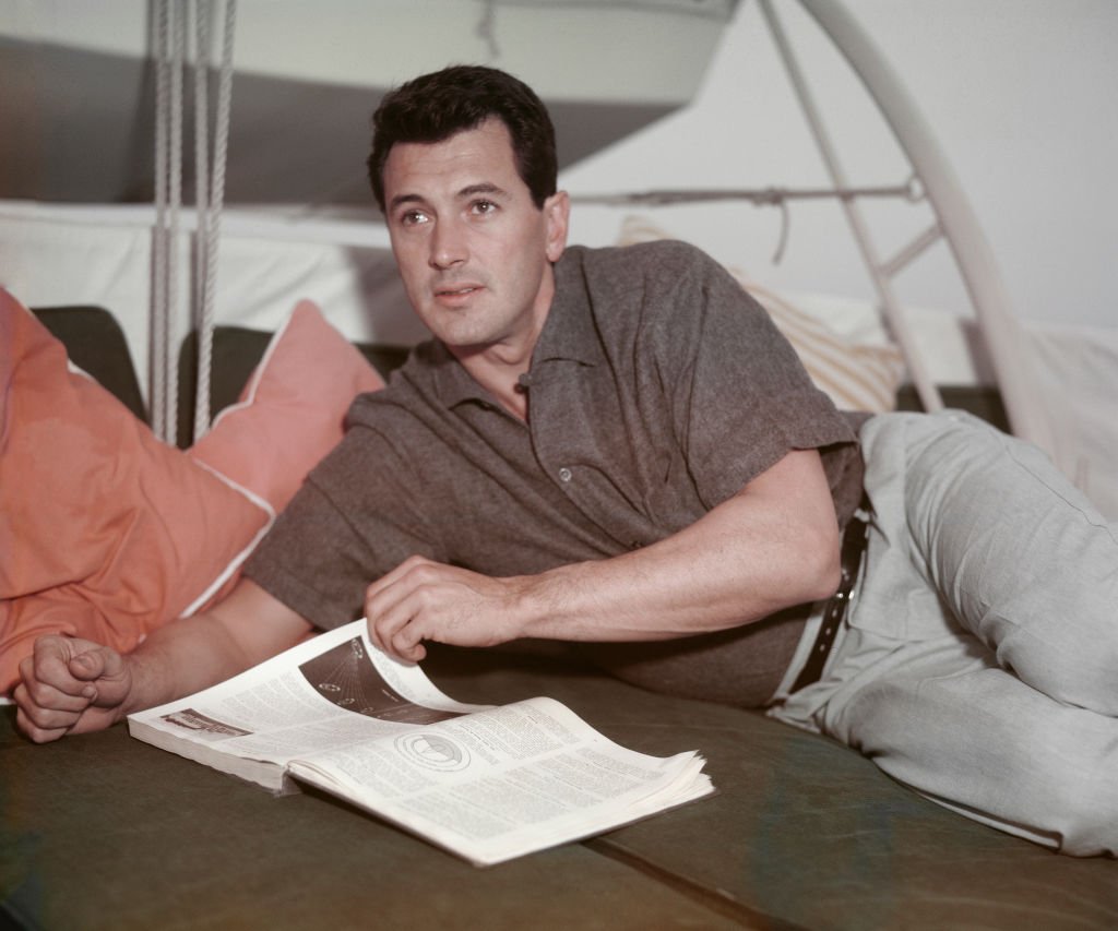 El actor estadounidense Rock Hudson leyendo un libro, alrededor de 1955. | Foto: Getty Images