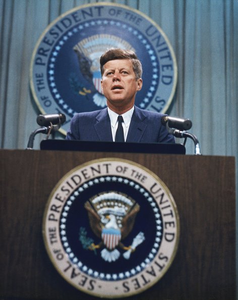 El presidente John F. Kennedy en una rueda de prensa, hacia 1963 | Fuente: Getty Images