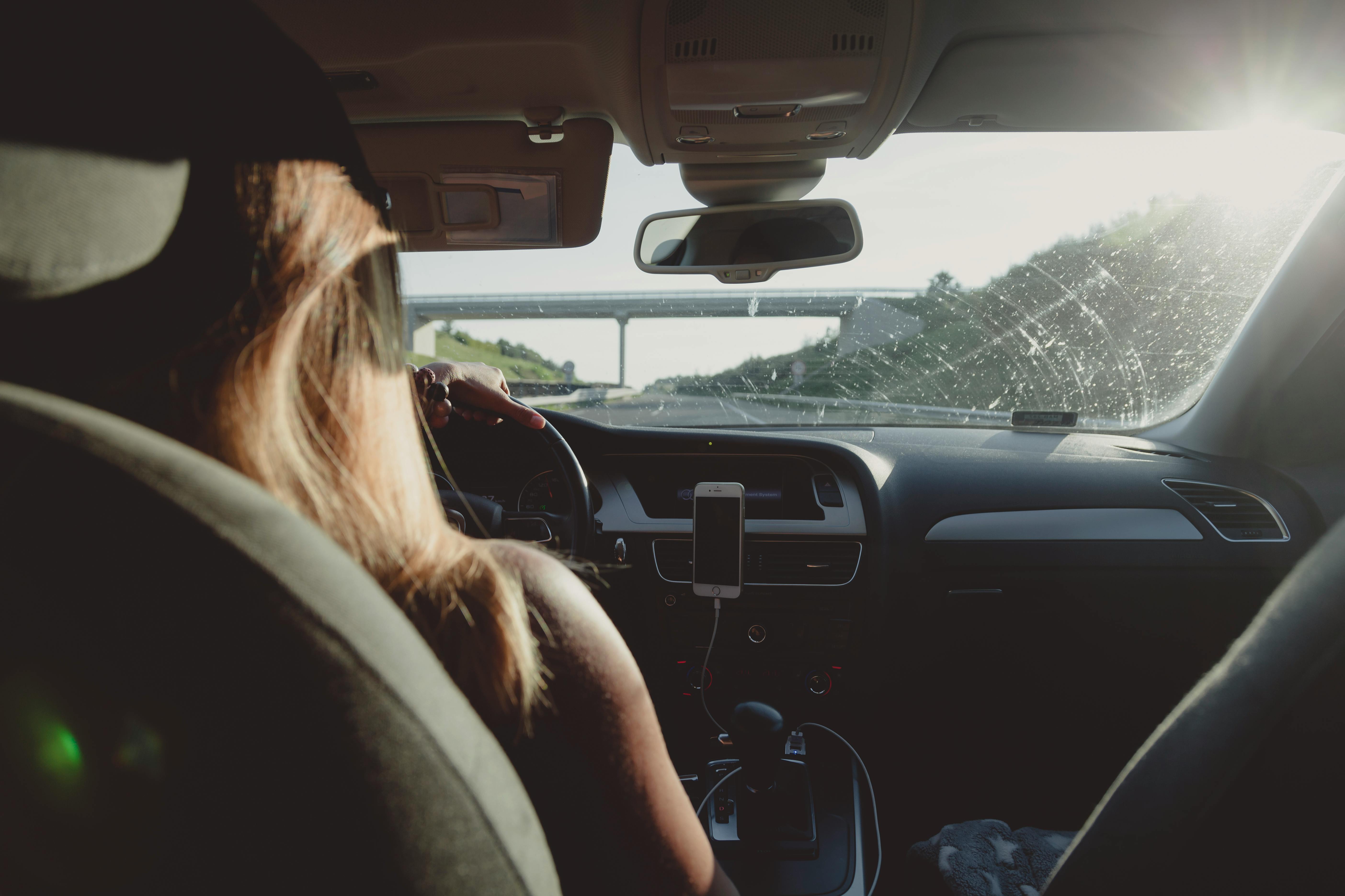 Una mujer conduciendo un automóvil | Fuente: Pexels