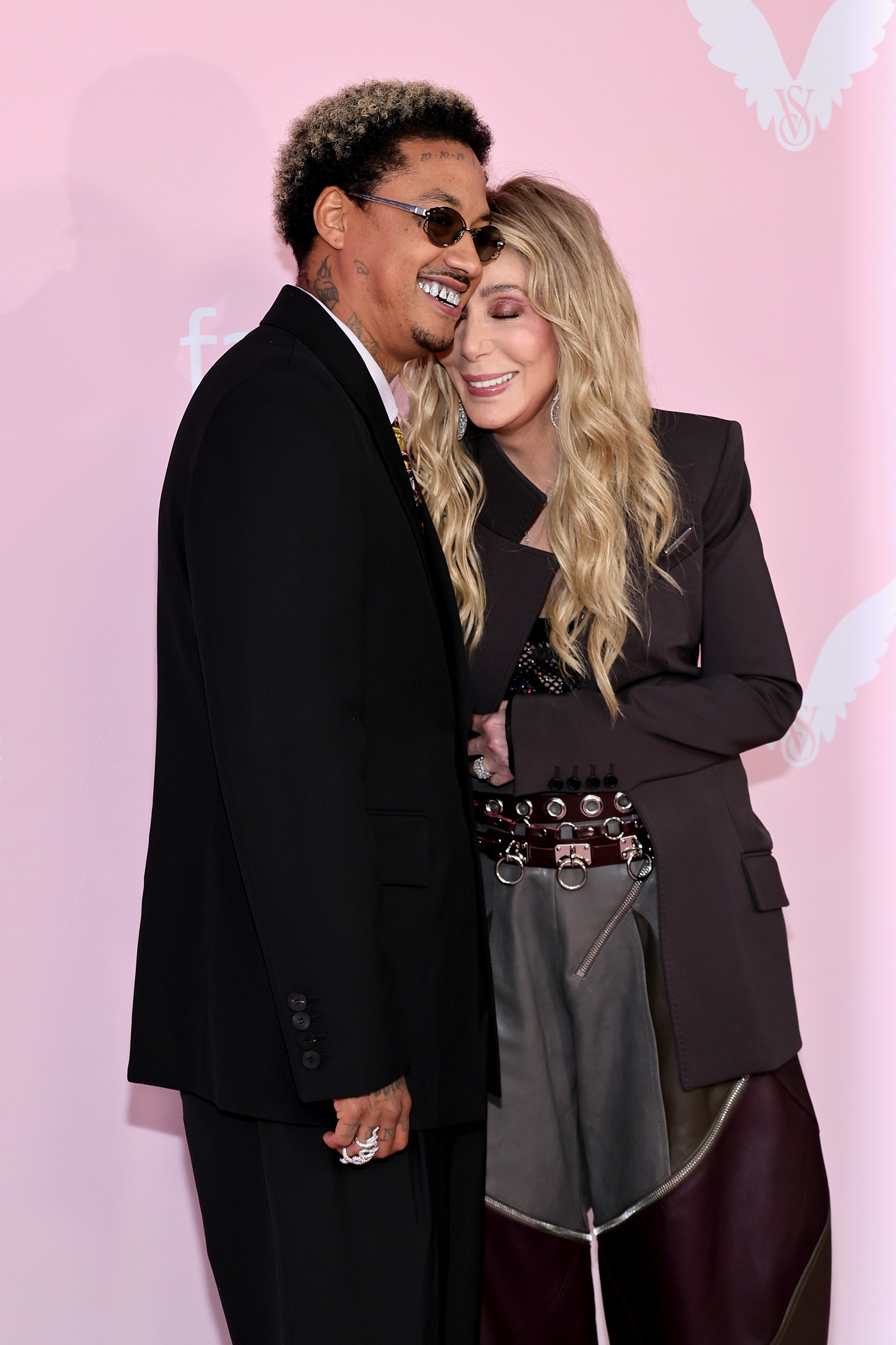 Alexander "AE" Edwards and Cher en el Victoria's Secret Fashion Show 2024 en Brooklyn, Nueva York, el 15 de octubre de 2024 | Fuente: Getty Images