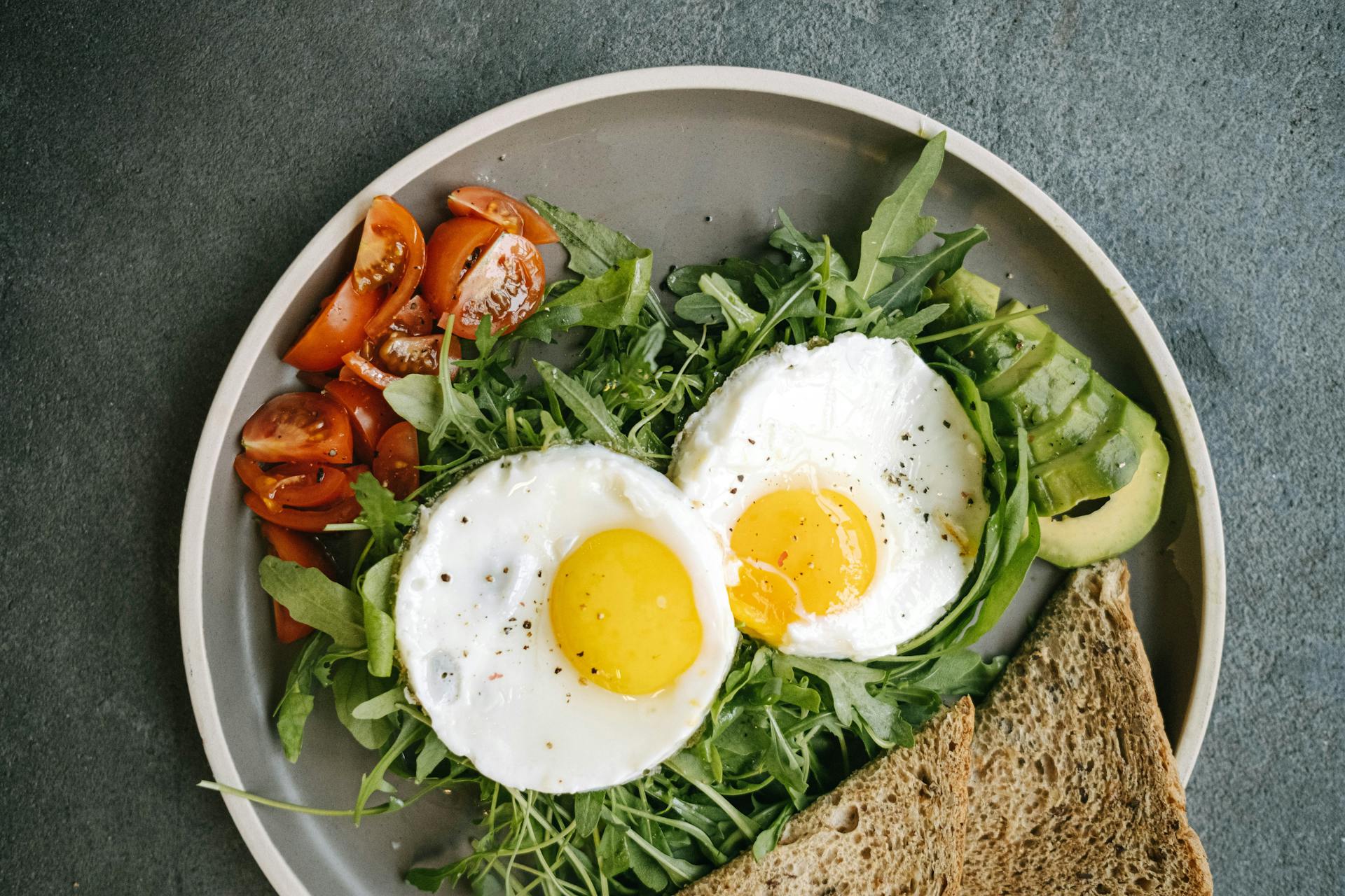 Huevos con verduras | Fuente: Pexels