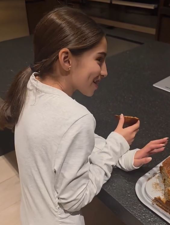 Aitana Derbez disfruta un trozo de pan de plátano recién horneado | Fuente: Facebook/VadhirDerbez