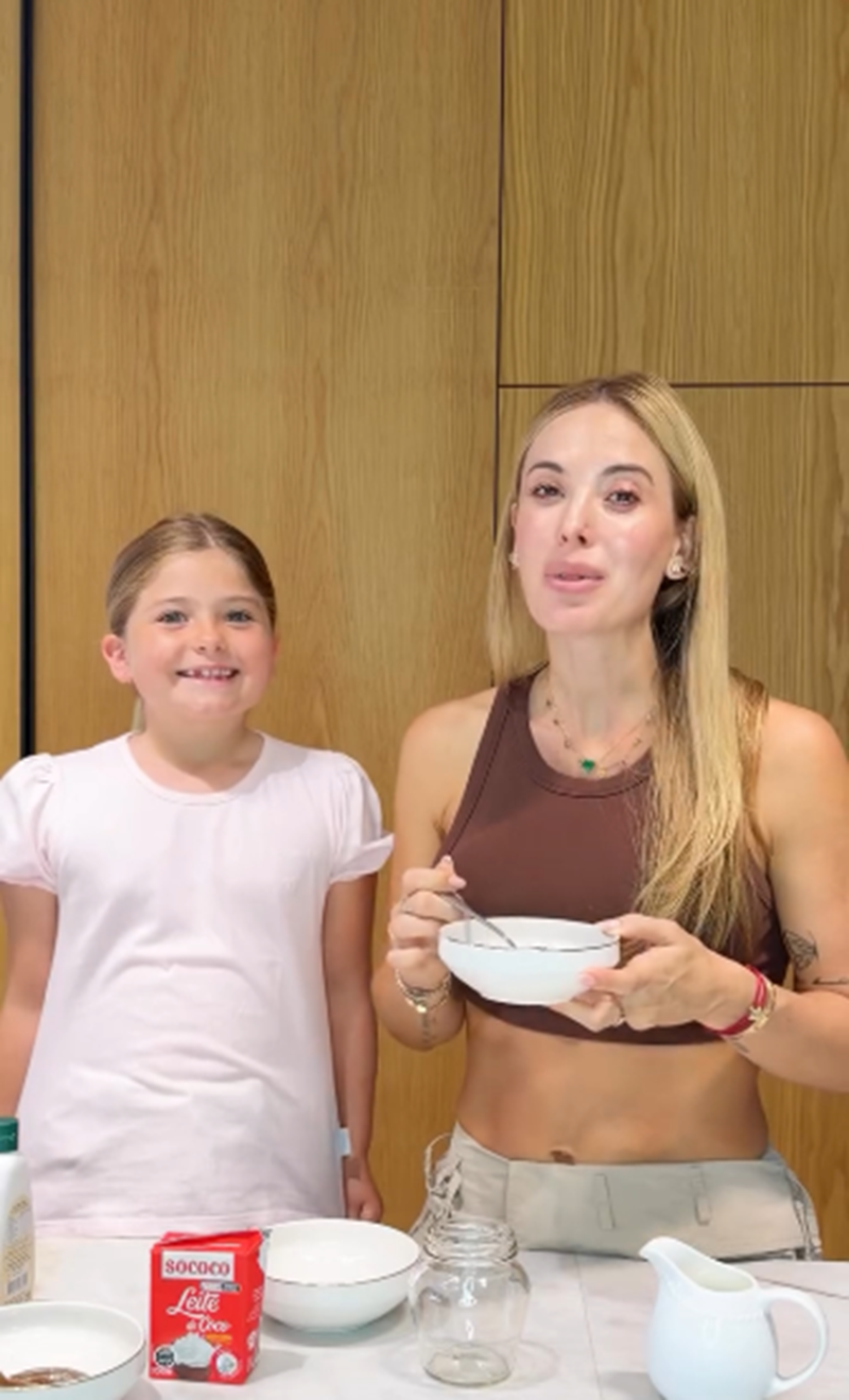 Jésica Cirio preparando una receta saludable junto a su hija Chloe | Fuente: Instagram/jesicacirio